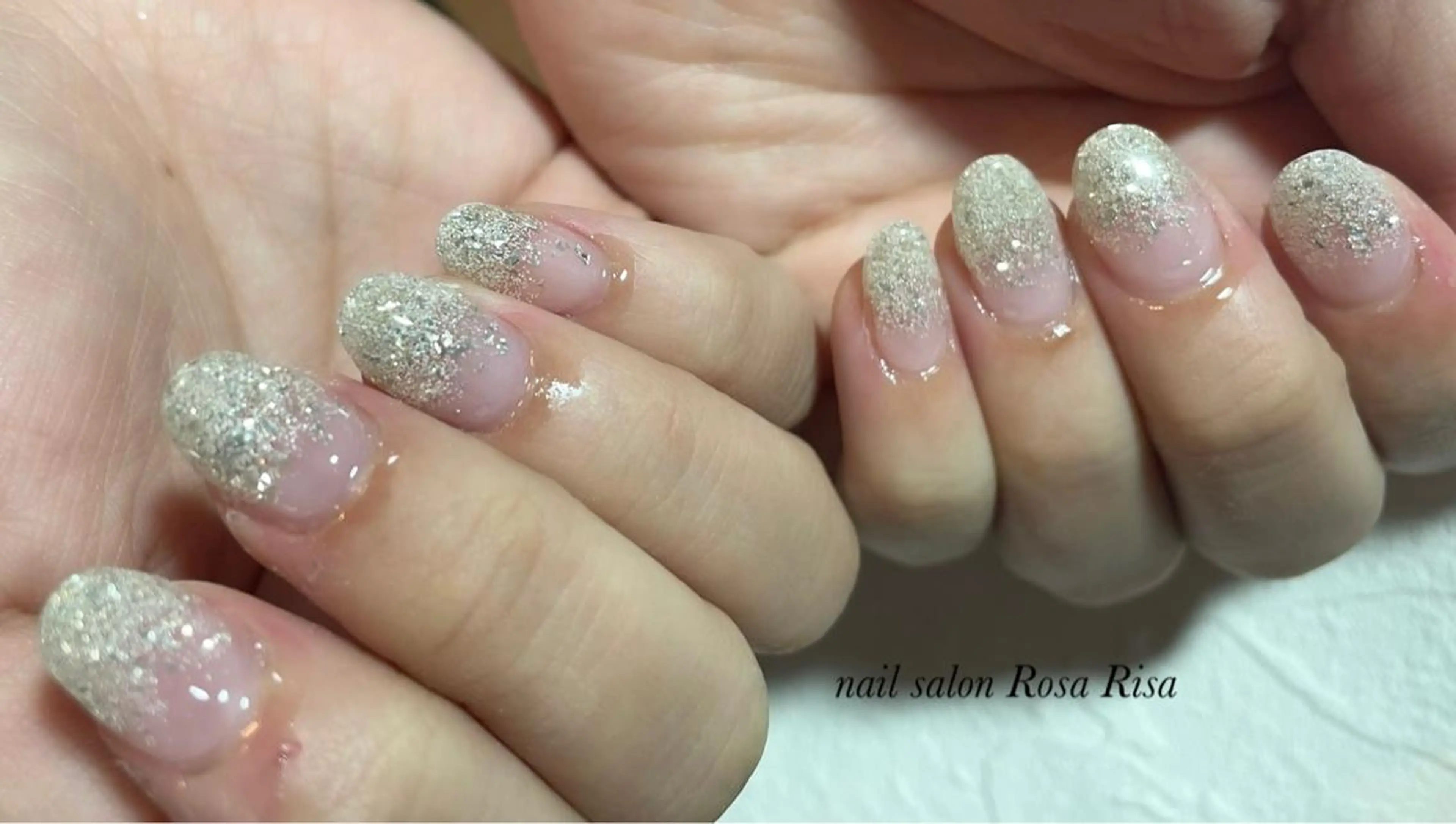 ミディアム ネイル ゴールド ラメ(グリッター) ハンドネイル ネイルスタジオ シェイクユアハンズのネイルデザイン