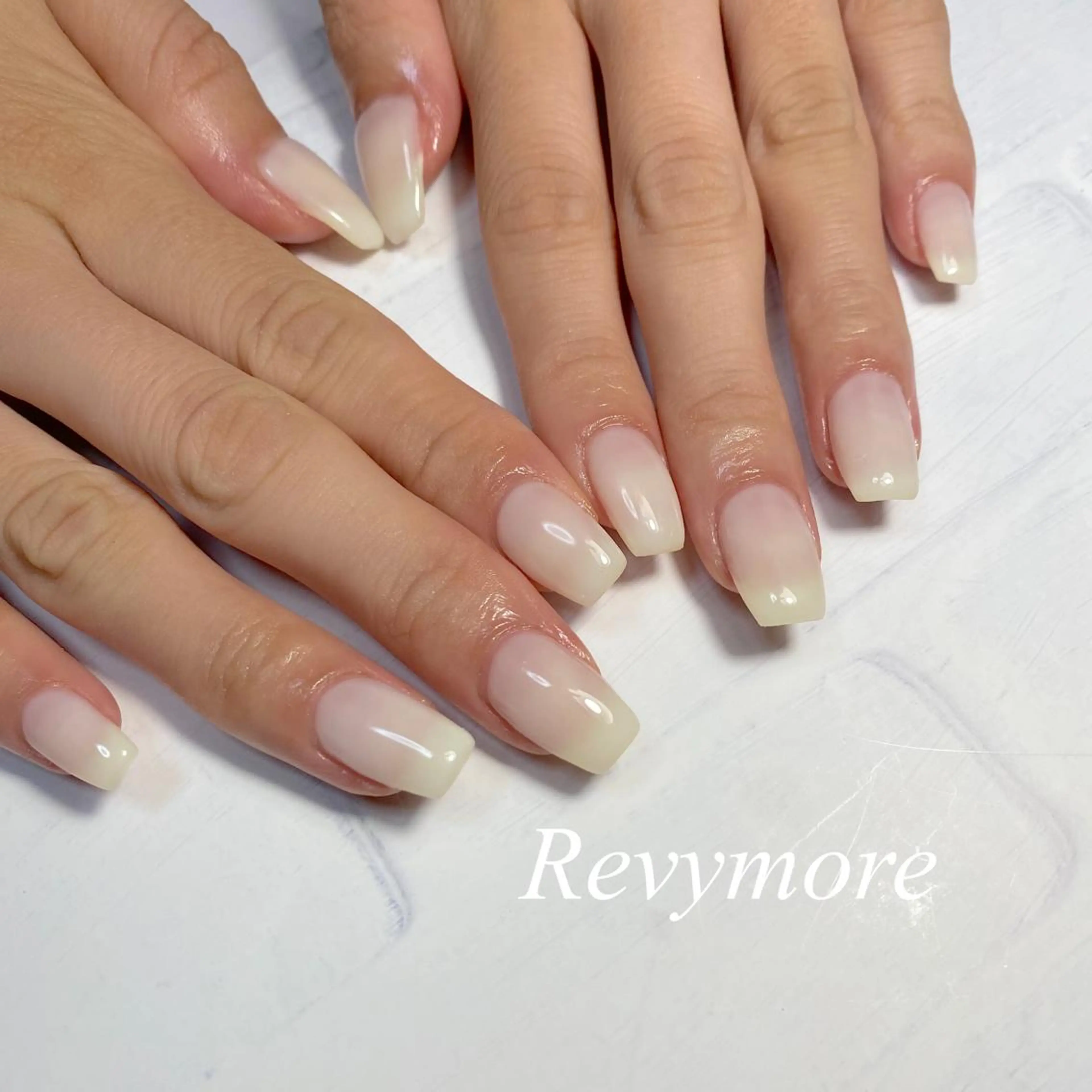 ミディアム ネイル 韓国風ヘア ジェルネイル キラキラネイル 韓国ネイル ニュアンスネイル nail salon Revymore所属・nail salon Revymoreのネイルデザイン