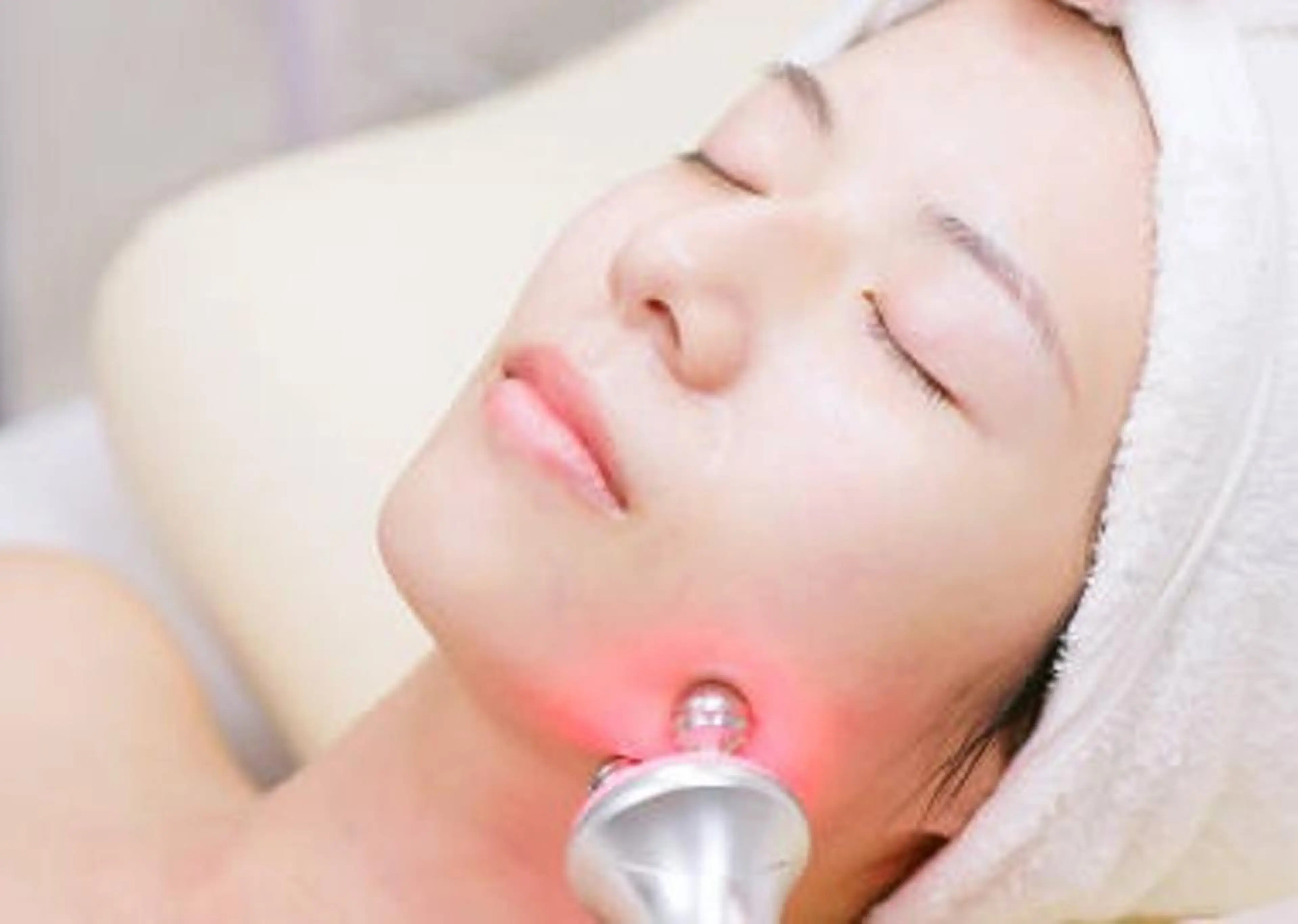 エステ以上【シワ、たるみケア】特許40.68MHzセレブリフト ＊コラーゲン減少の肌の写真