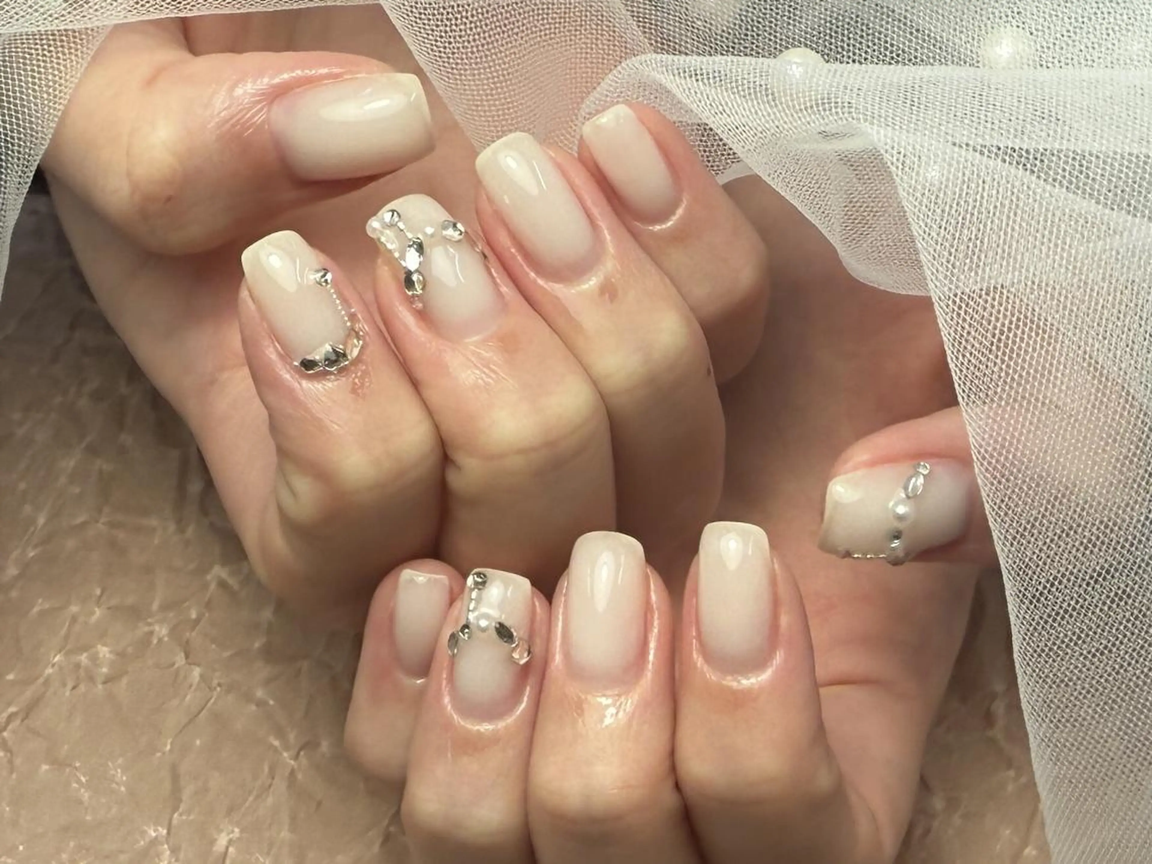 ネイル アートネイル シンプルネイル ストーンネイル ホワイト ハンドネイル ToliyDeliy Nail Salonのネイルデザイン