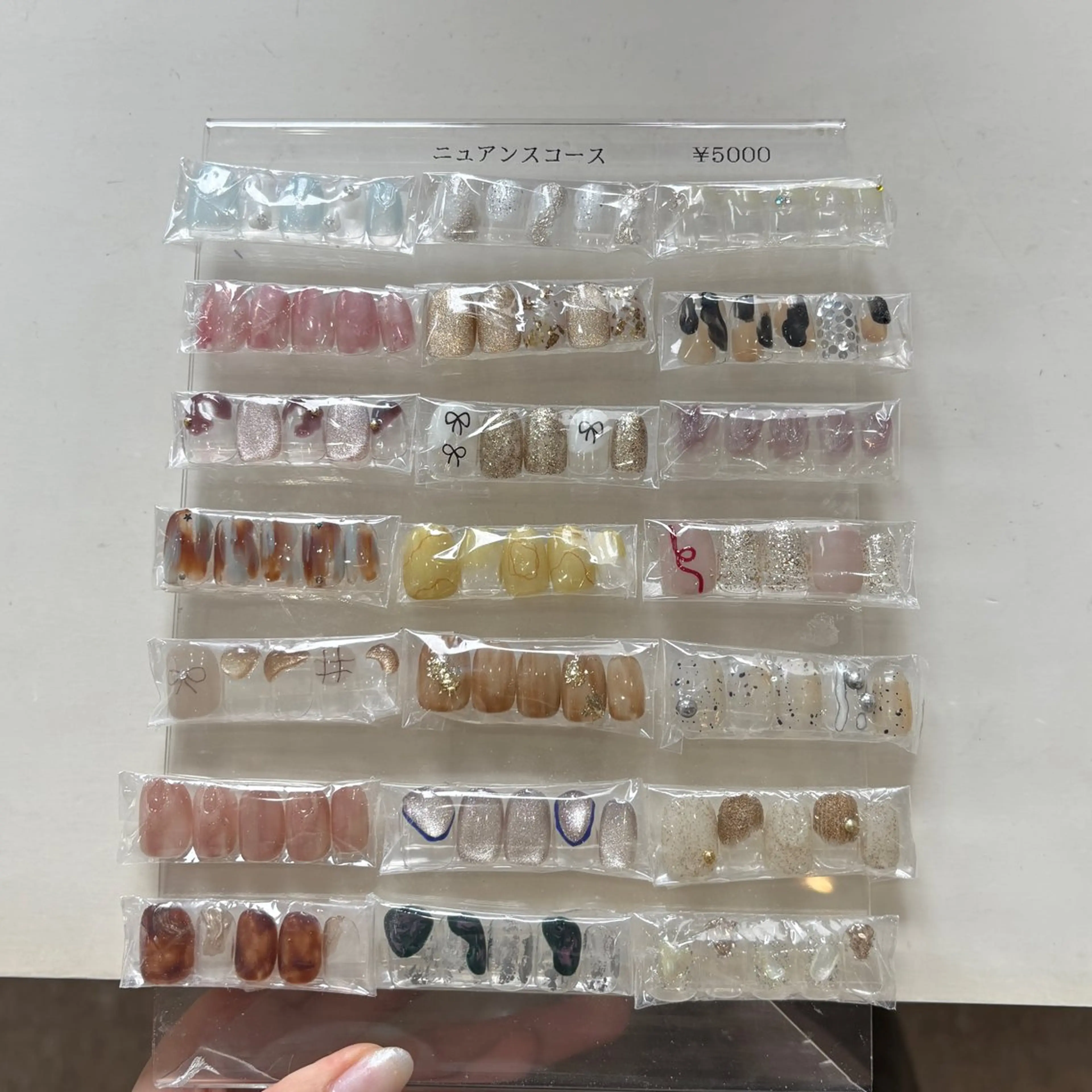 ネイル AKAHOSHI . Rのネイルデザイン