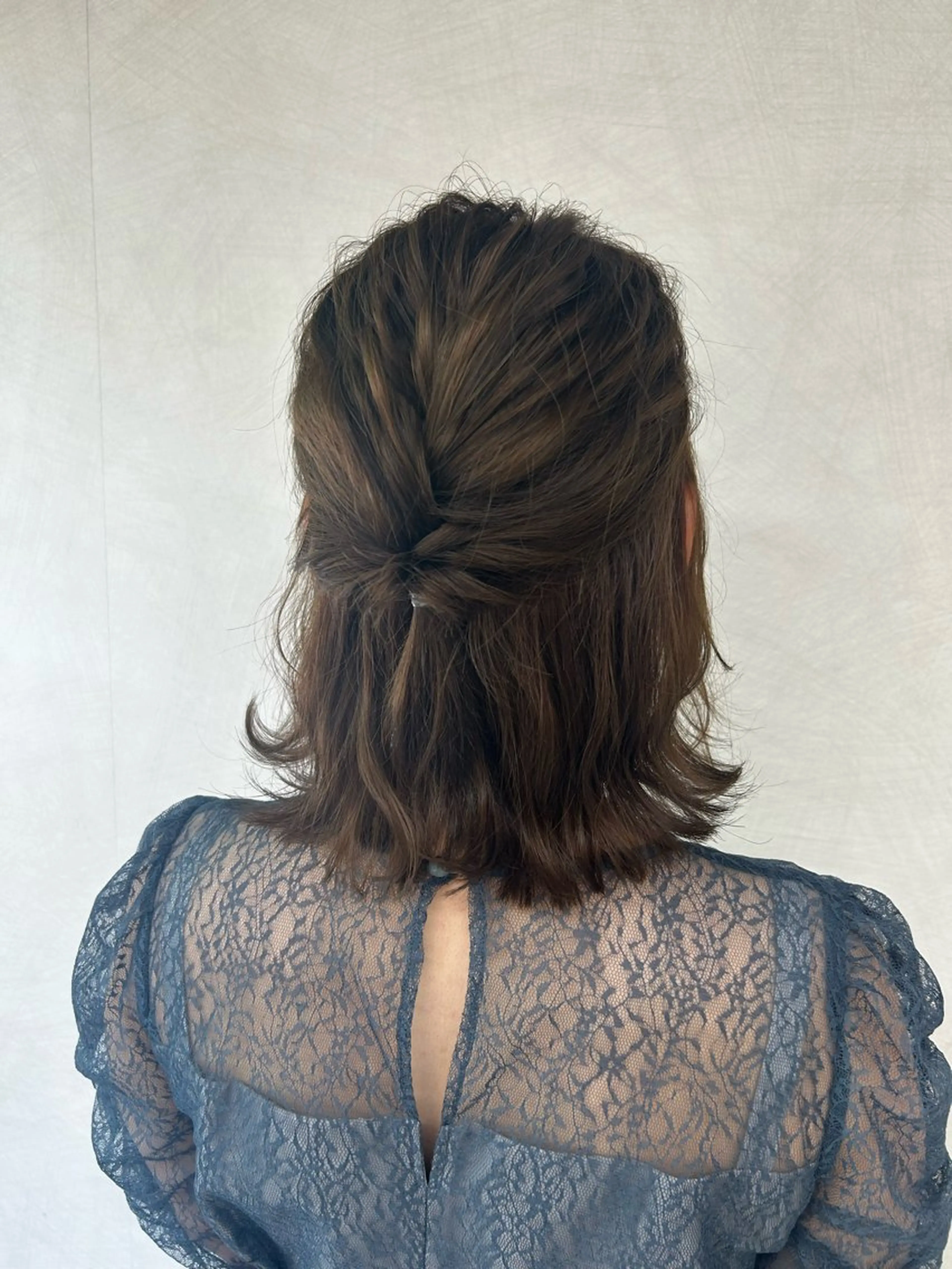 ミディアム ヘアアレンジ ハーフアップ ヘアセット／眉毛カッ ト/Nana〻のヘアスタイル