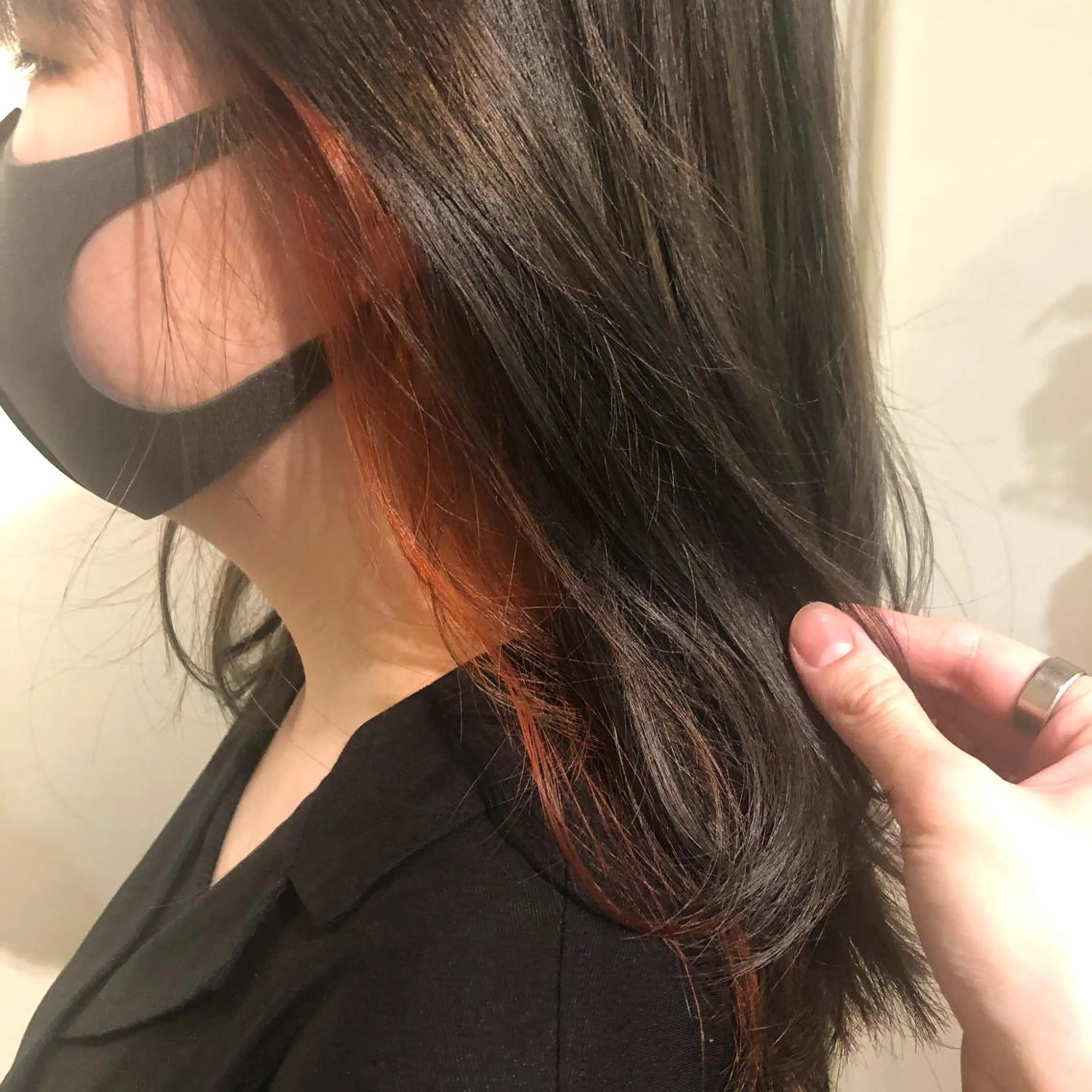 ミディアム カラー ヘアアレンジ ブリーチ インナーカラー オレンジ 岡村 玲奈のヘアスタイル