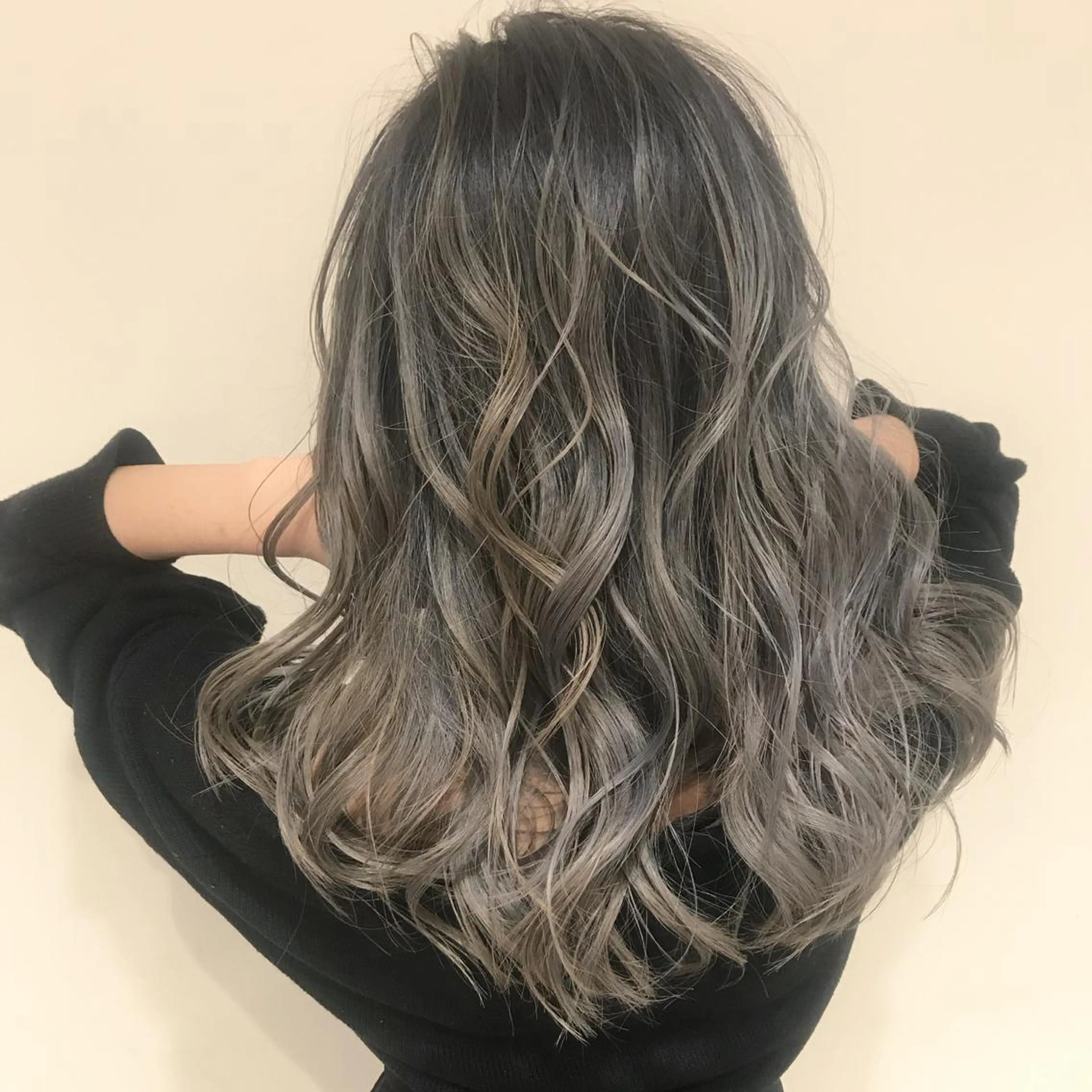 ミディアム カラー アッシュ アッシュグレー アッシュグレージュ バレイヤージュ ミストバング AMI Hair  supply所属・髪質改善カラー 韓国風レイヤーのヘアスタイル