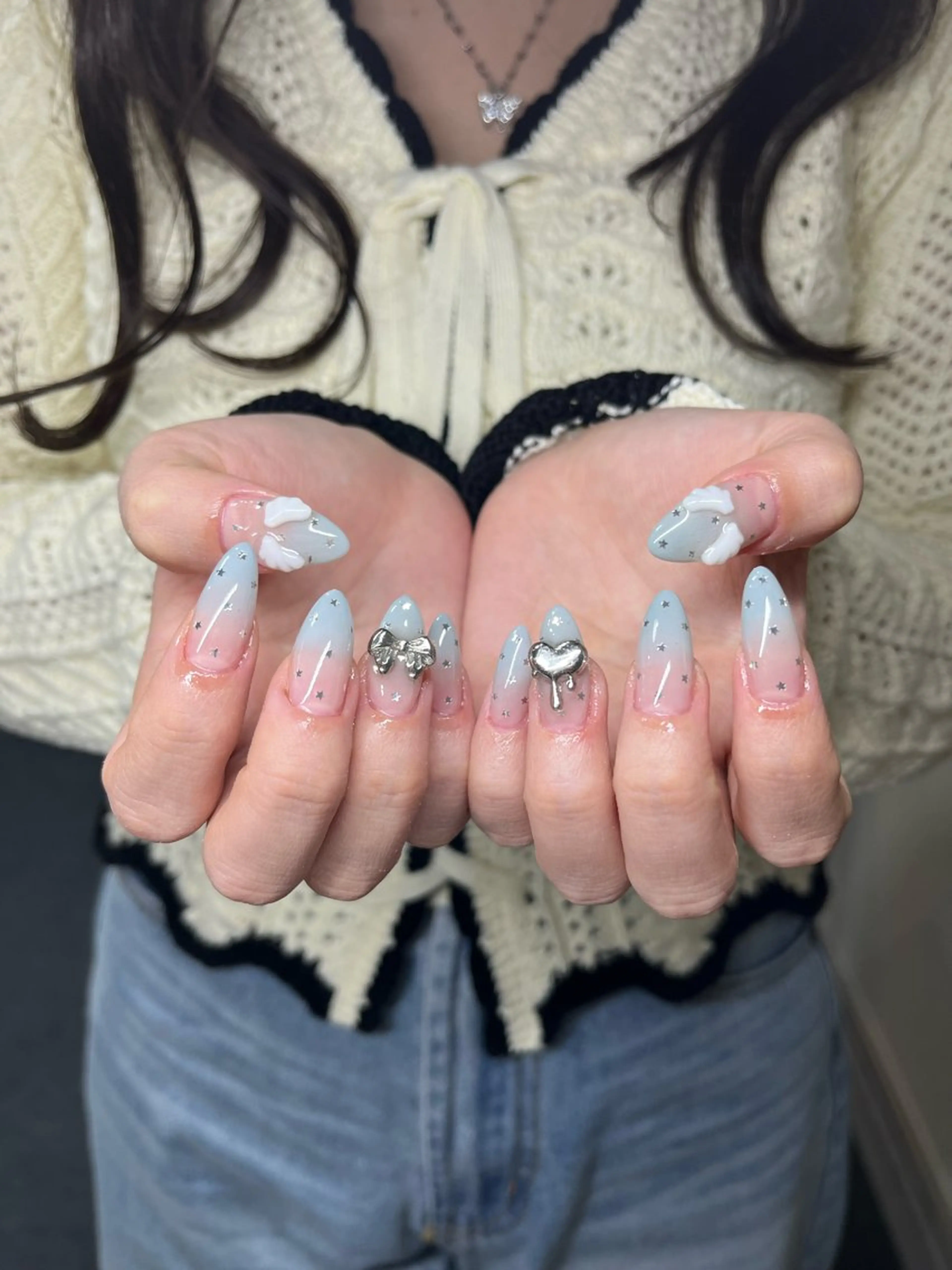ネイル グラデーション ハート 水色 リボン シルバー ハンドネイル ハンドケア 🎀NAIL🎀 AI🪄︎︎◝✩のネイルデザイン