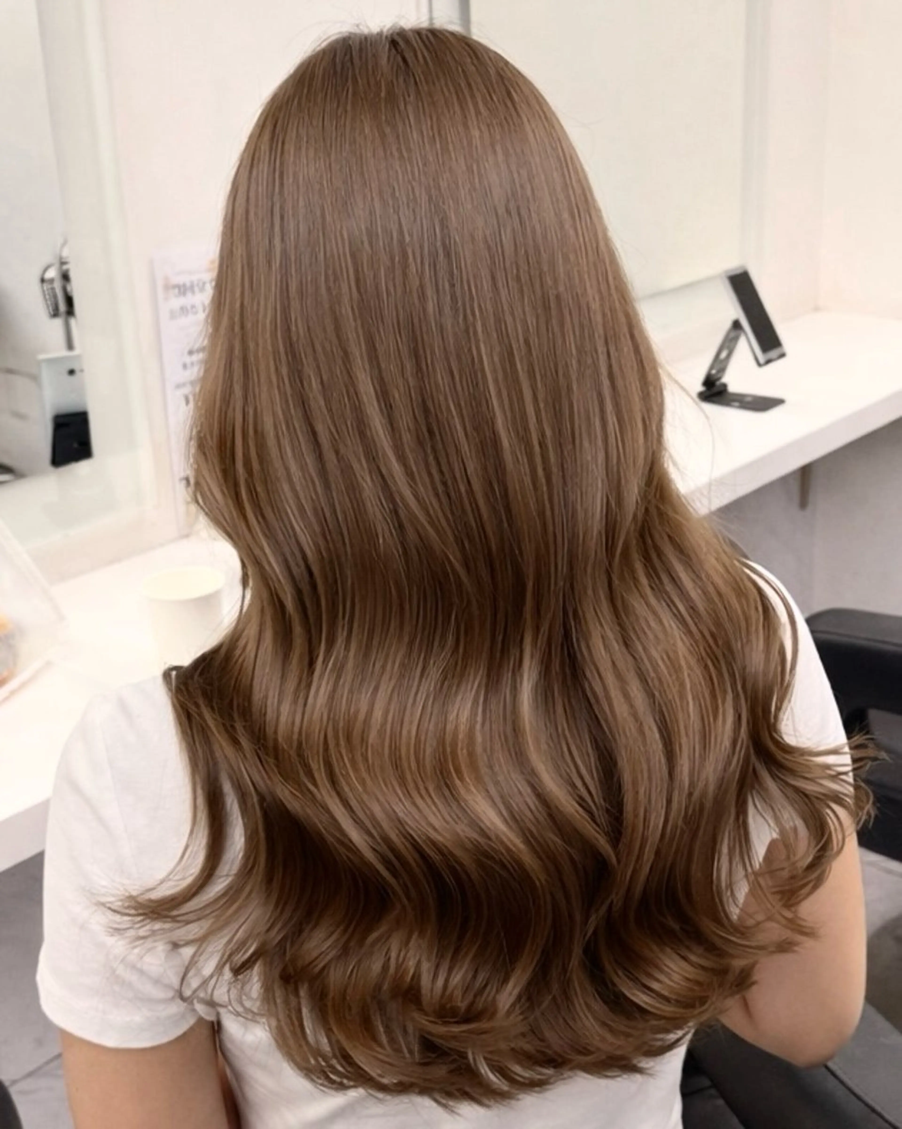 セミロング カラー ヘアアレンジ ベージュカラー ブリーチ ブラウンカラー ミルクティーベージュ ブリーチなしカラー ヘアカラー トリートメント ヘッドスパ ヘアセット 艶カラー の達人のヘアスタイル