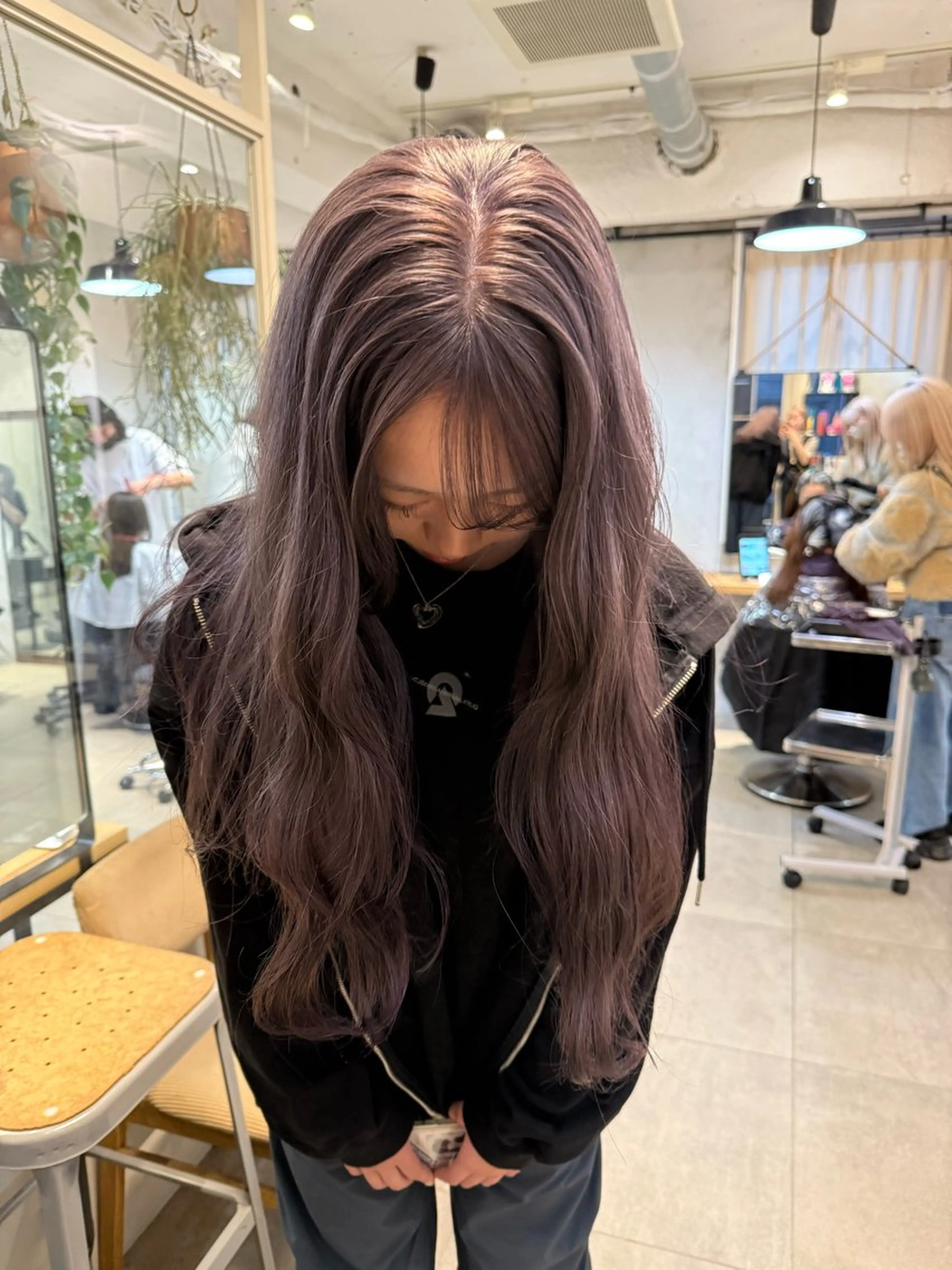 ロング カラー ミルクティー× グレージュMOMOのヘアスタイル