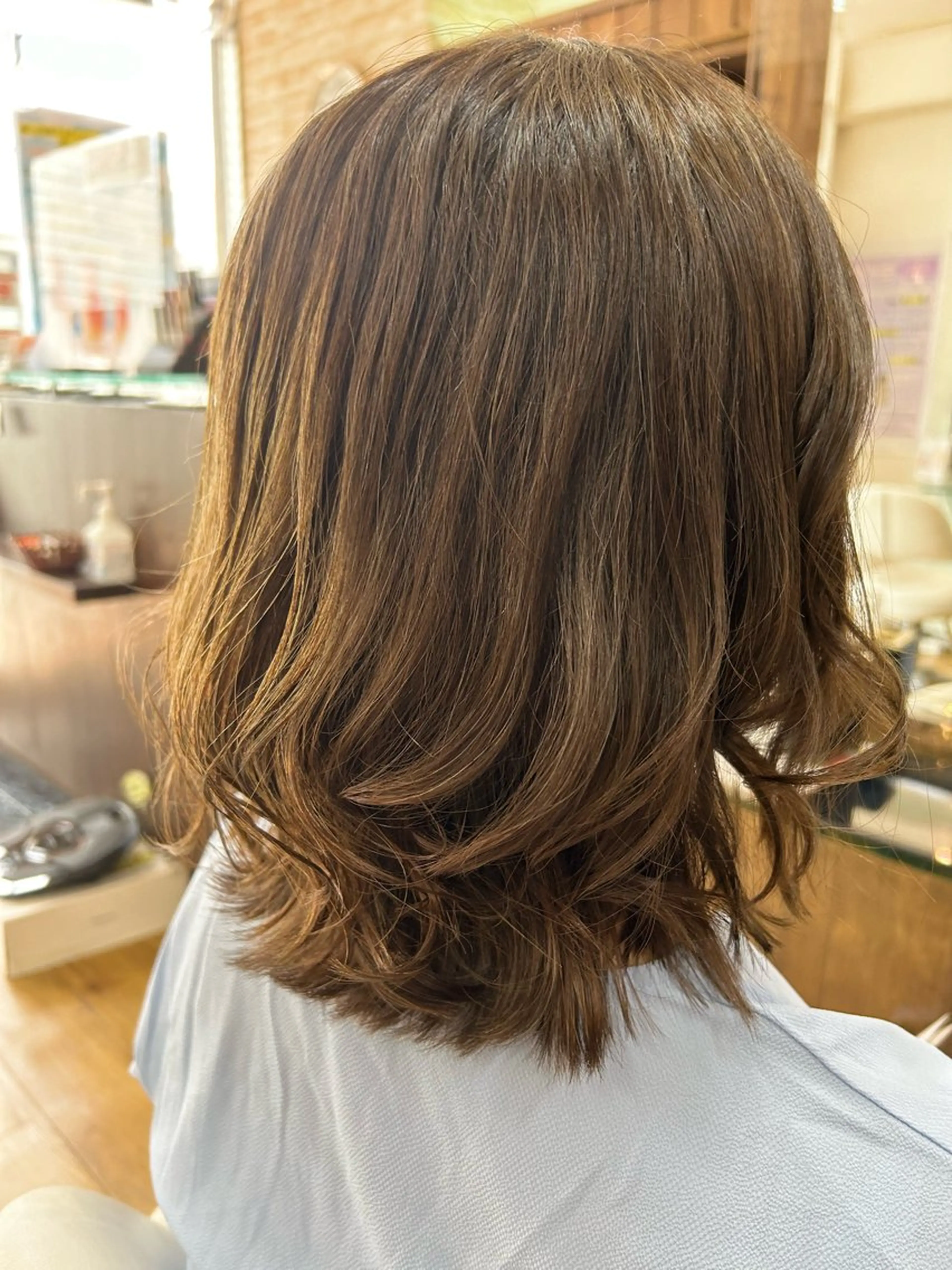 ミディアム 根岸 真奈美のヘアスタイル