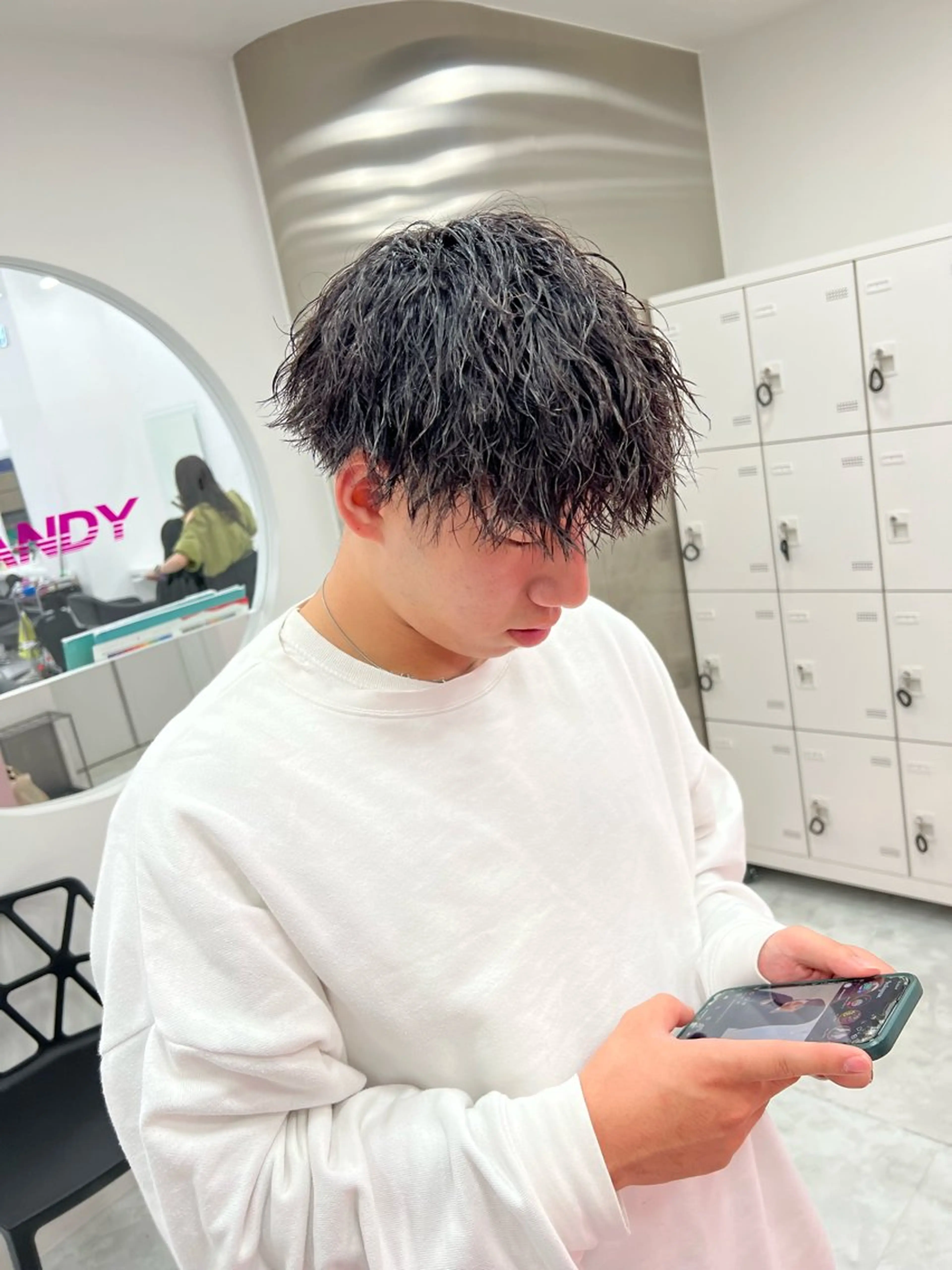 ミディアム パーマ メンズ ミディアムパーマ センターパート メンズ韓国風 韓国マッシュ マッシュウルフ カット ヘアカラー トリートメント ヘッドスパ ヘアセット トレンド/レイヤー うる艶🪞CANDYのヘアスタイル