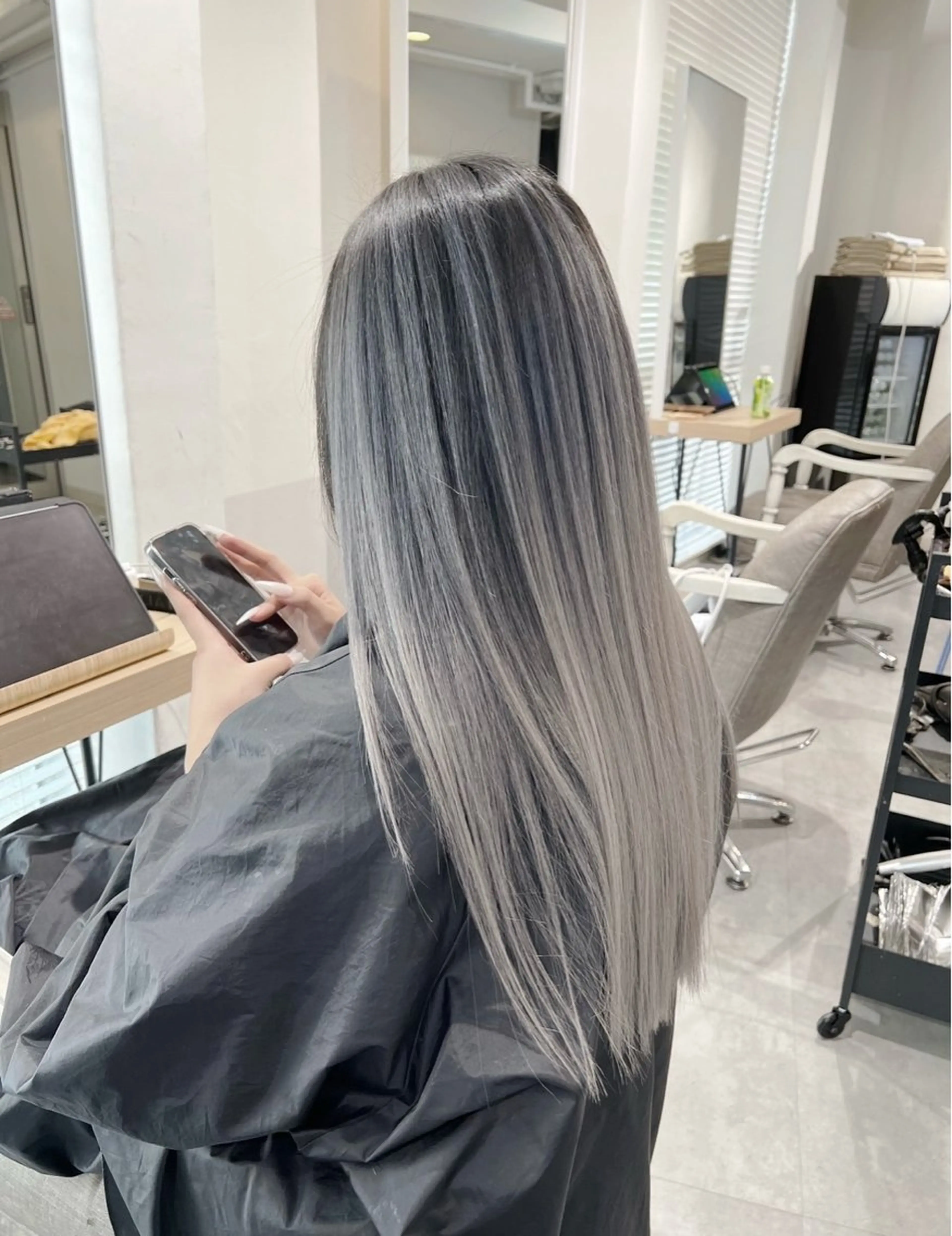 ロング カラー バレイヤージュ シルバー ホワイトシルバー レイヤーカット ヘアカラー トリートメント ROBIN所属・指名数No.1 /NAOYAのヘアスタイル