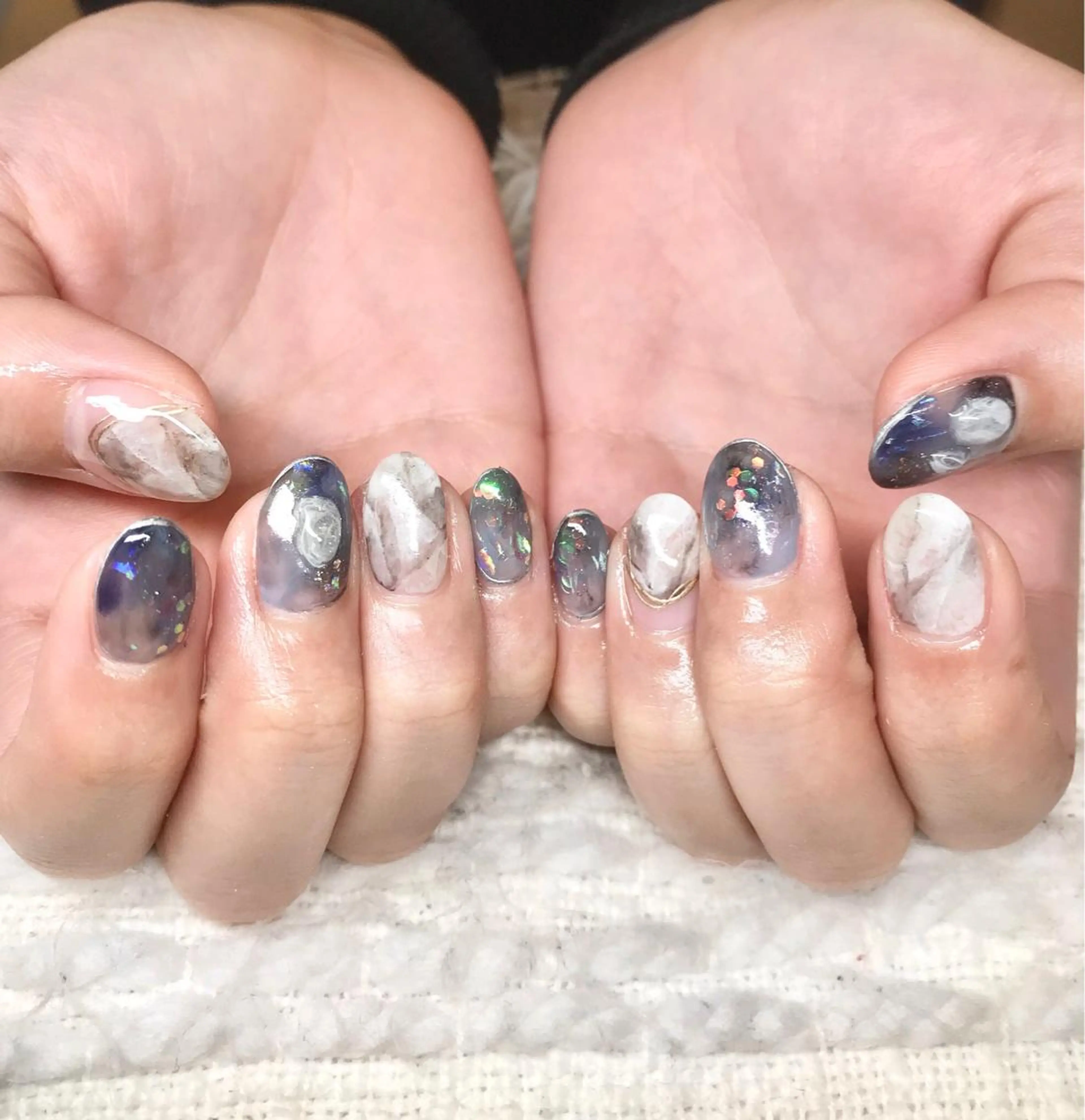 ミディアム カラー パーマ ヘアアレンジ ネイル マツエク・マツパ ブルーカラー ブルー 大理石ネイル(マーブル) ハンドネイル ハンドケア nail&eye Aoのマツエク・マツパデザイン