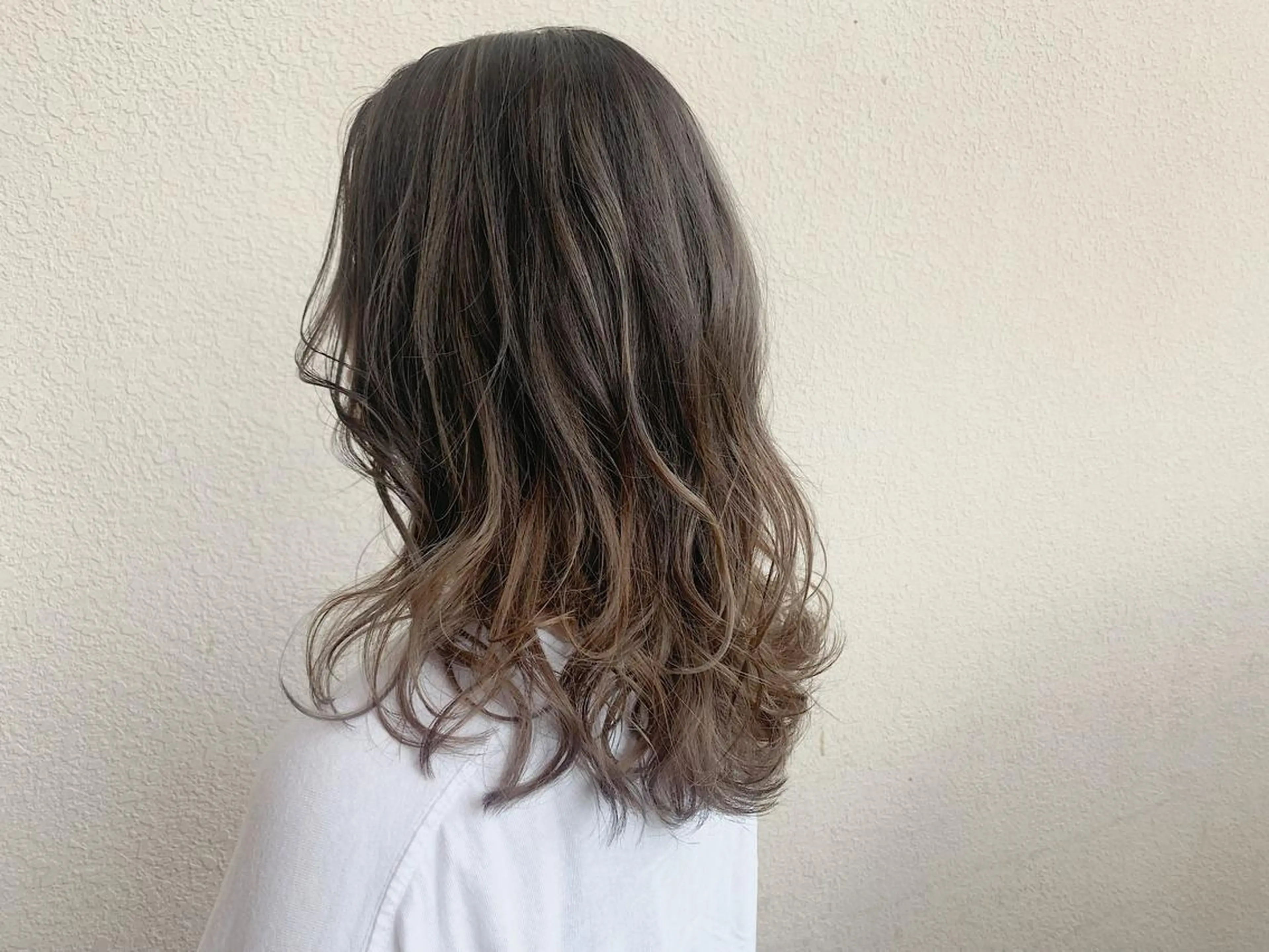 セミロング カラー アッシュ バレイヤージュ ハイライトカラー ハイライト レイヤーカット ヘアカラー トリートメント なかにし まゆみのヘアスタイル