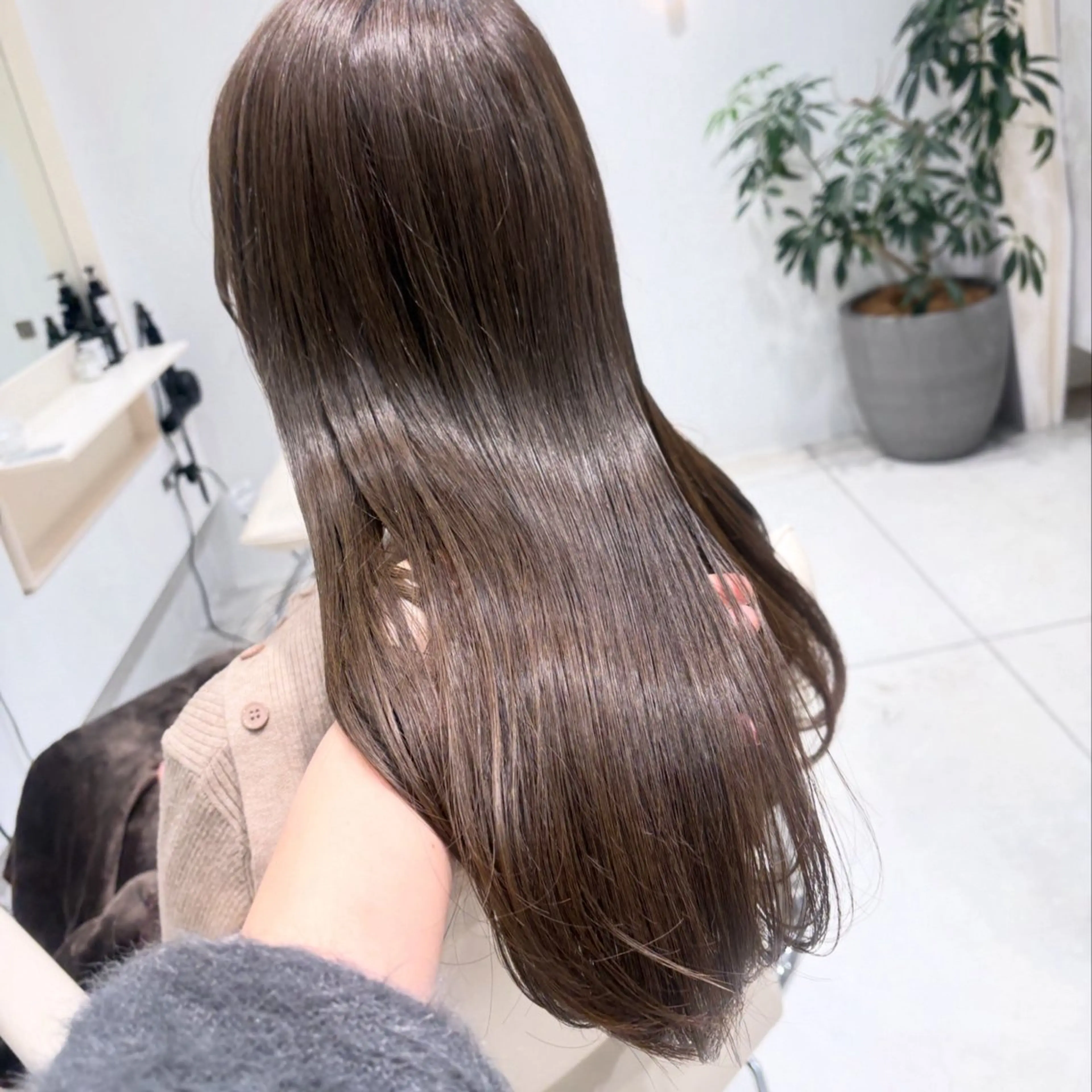 ミディアム カラー アッシュ アッシュグレー アッシュグレージュ ベージュカラー ブラウンカラー ヘアカラー トリートメント ヘッドスパ ヘアセット カジュアルを女っぽく 𝗮𝘆𝗮𝗰𝗼のヘアスタイル