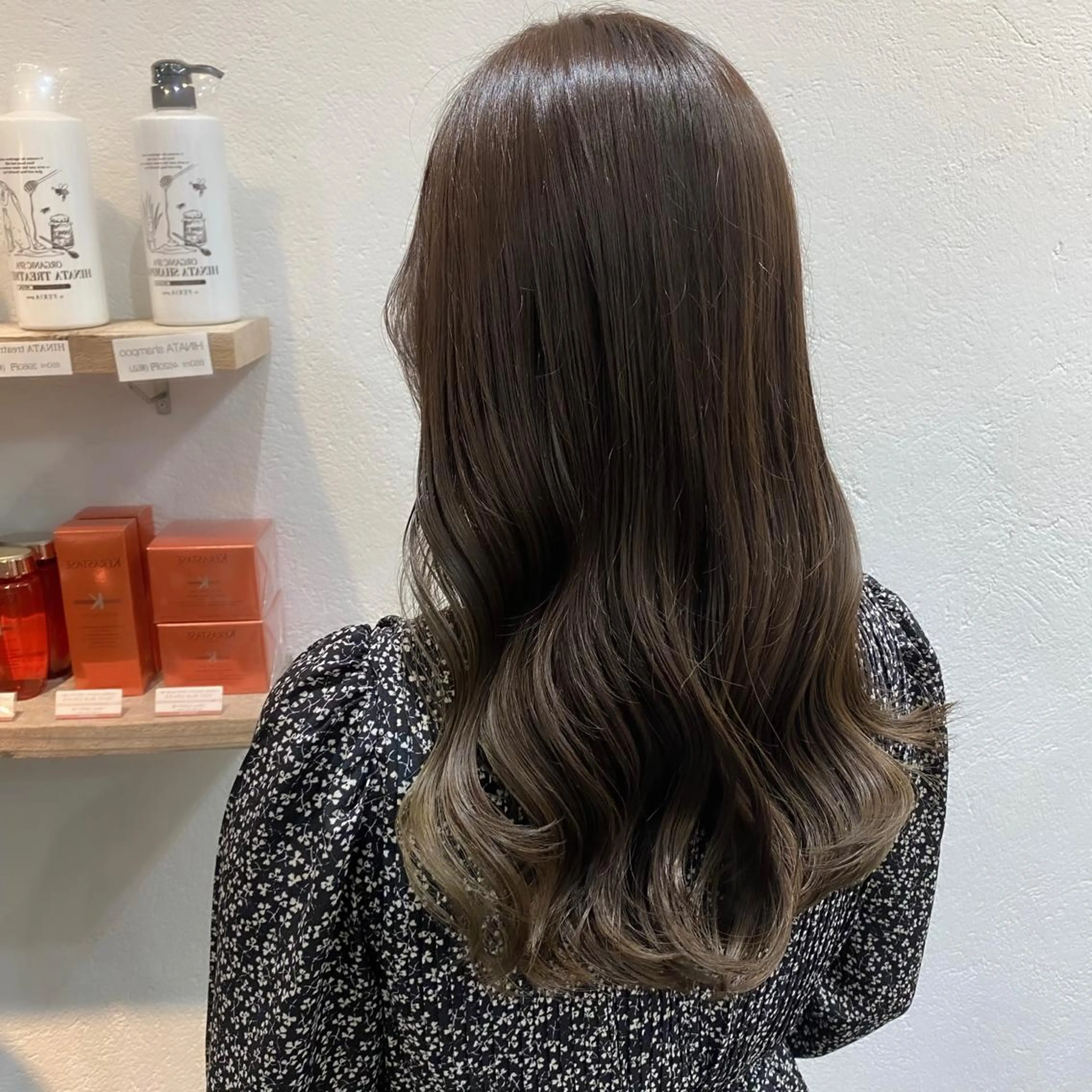 セミロング ブリーチなしカラー/ 顔周りレイヤーカットのヘアスタイル