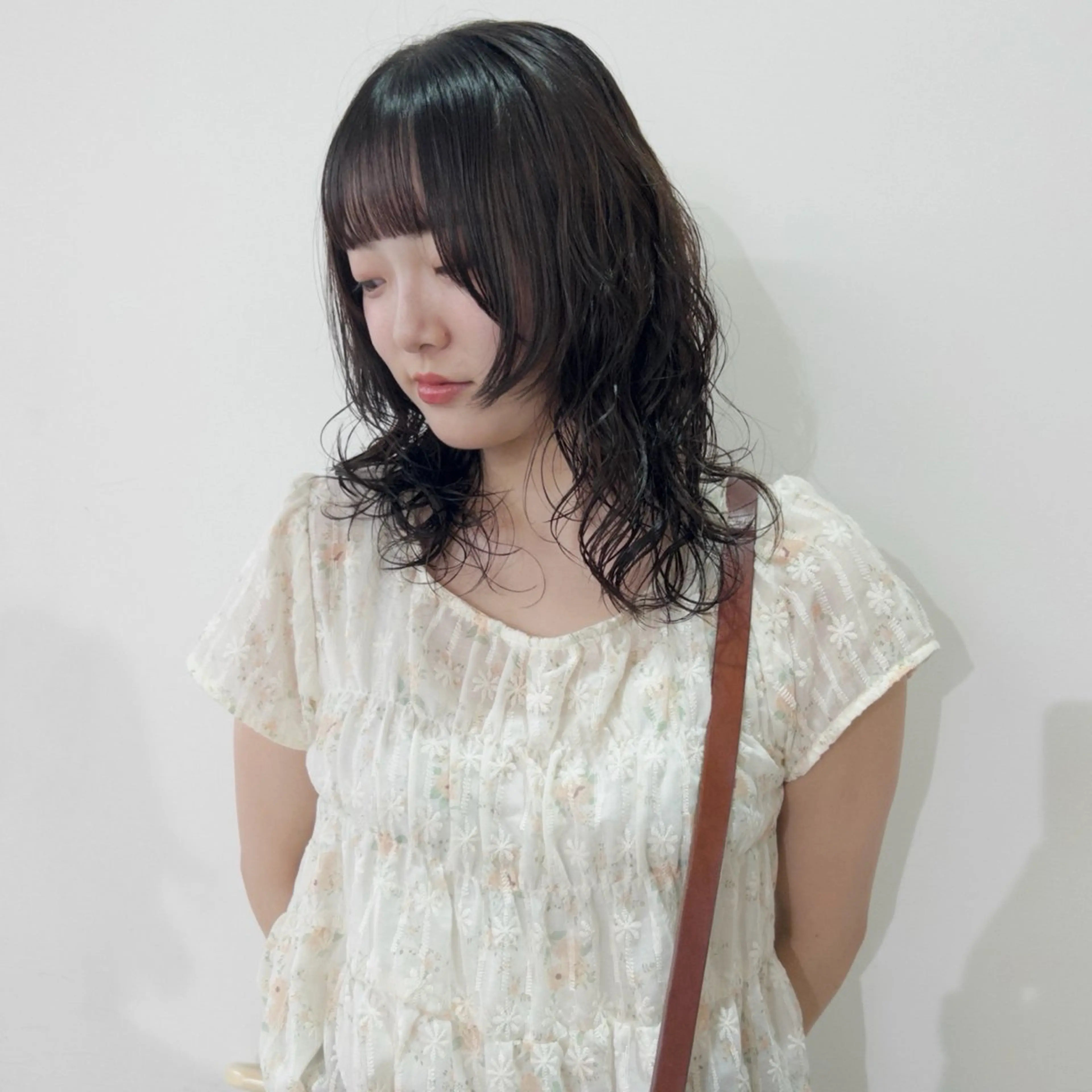 ミディアム カラー パーマ ミディアムパーマ 透明感カラー 顔まわりレイヤー 顔周りカット ハッシュカット カット パーマ トリートメント nonoka オリーブ/グレージュのヘアスタイル