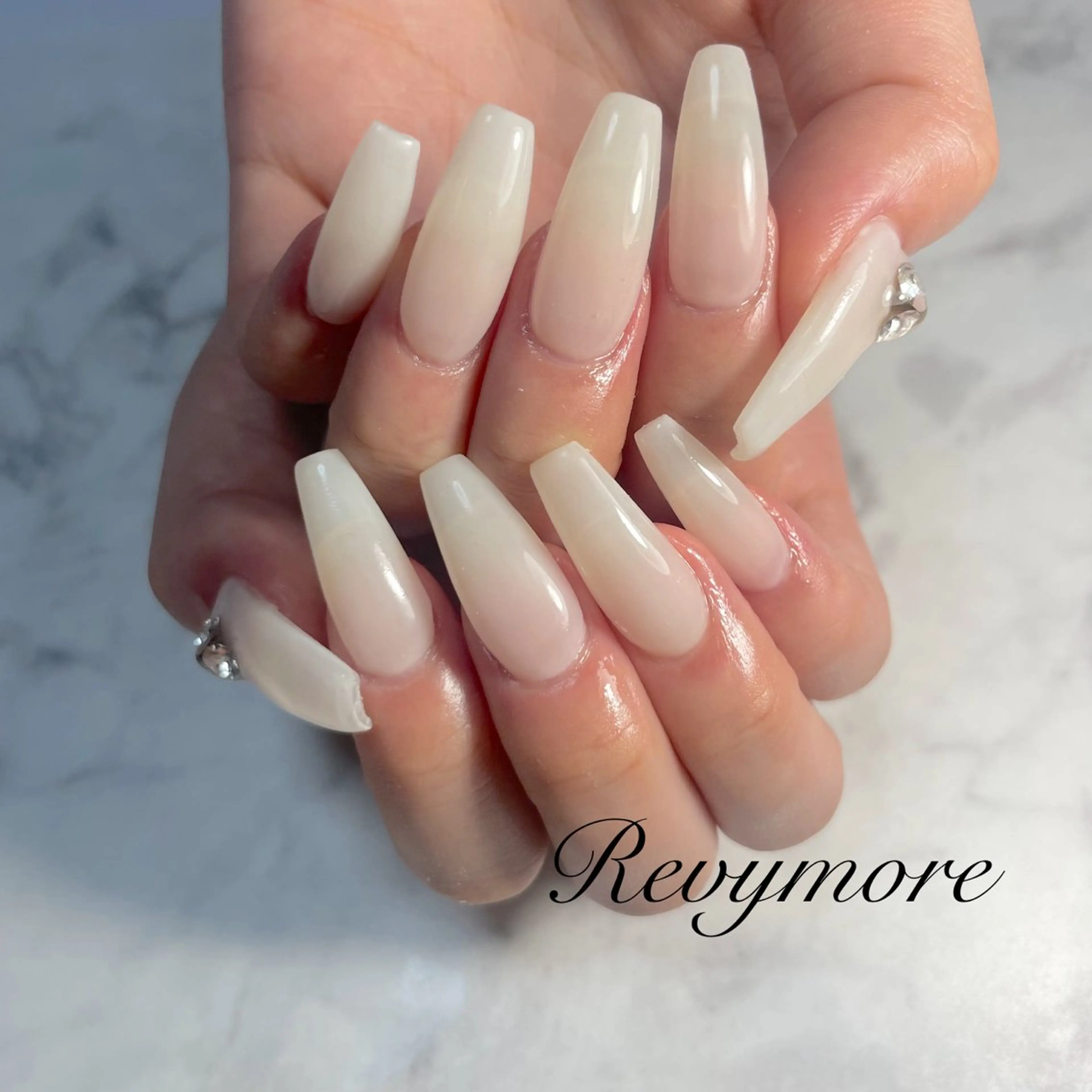 ネイル ジェルネイル キラキラネイル 韓国ネイル ニュアンスネイル オフィスネイル nail salon Revymore所属・nail salon Revymoreのネイルデザイン