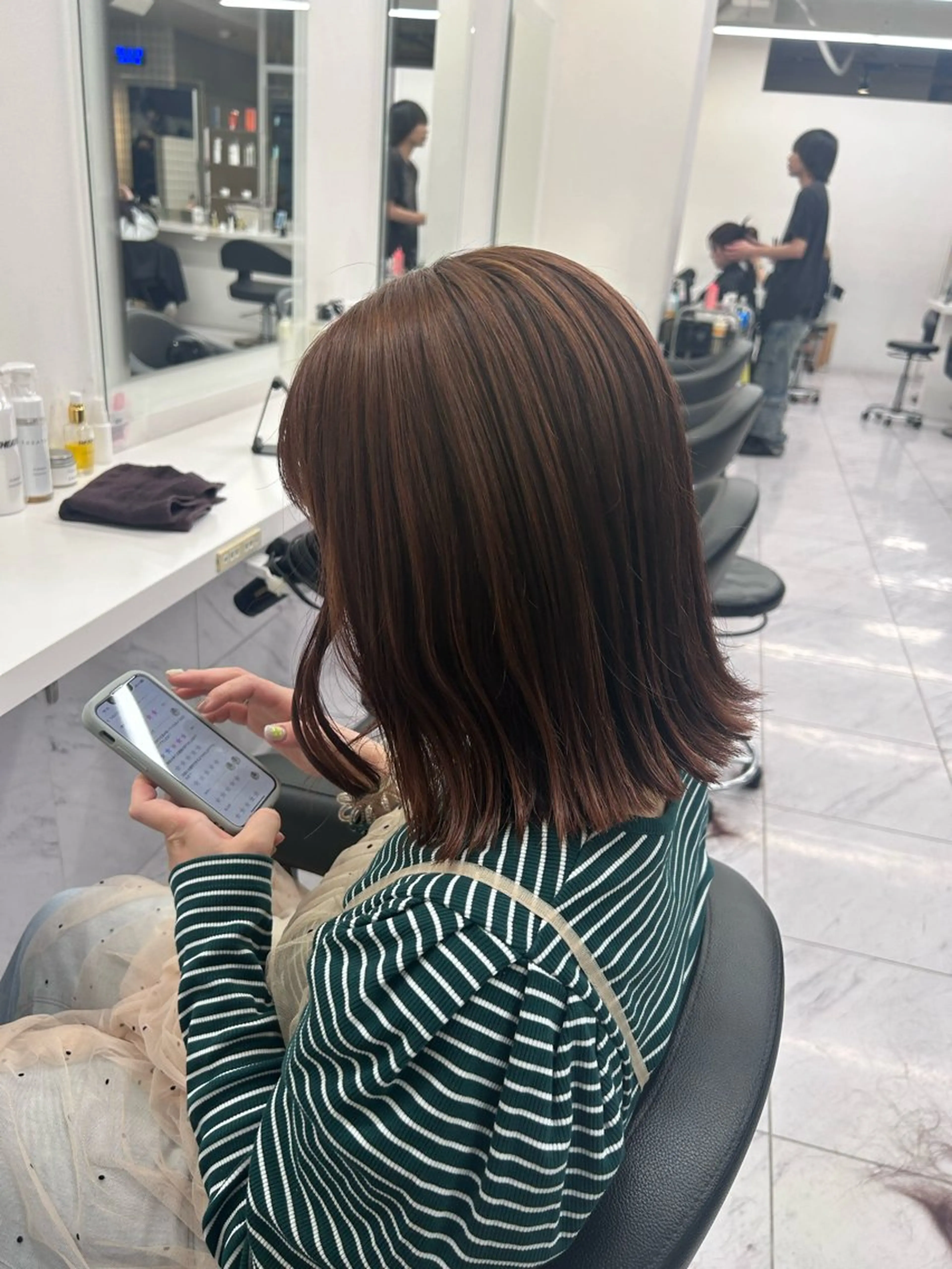 ミディアム カラー パーマ ヘアアレンジ メンズ キッズ カット ヘアカラー トリートメント ヘアセット ブリーチなしカラー/ ブラウン/レイヤーのヘアスタイル