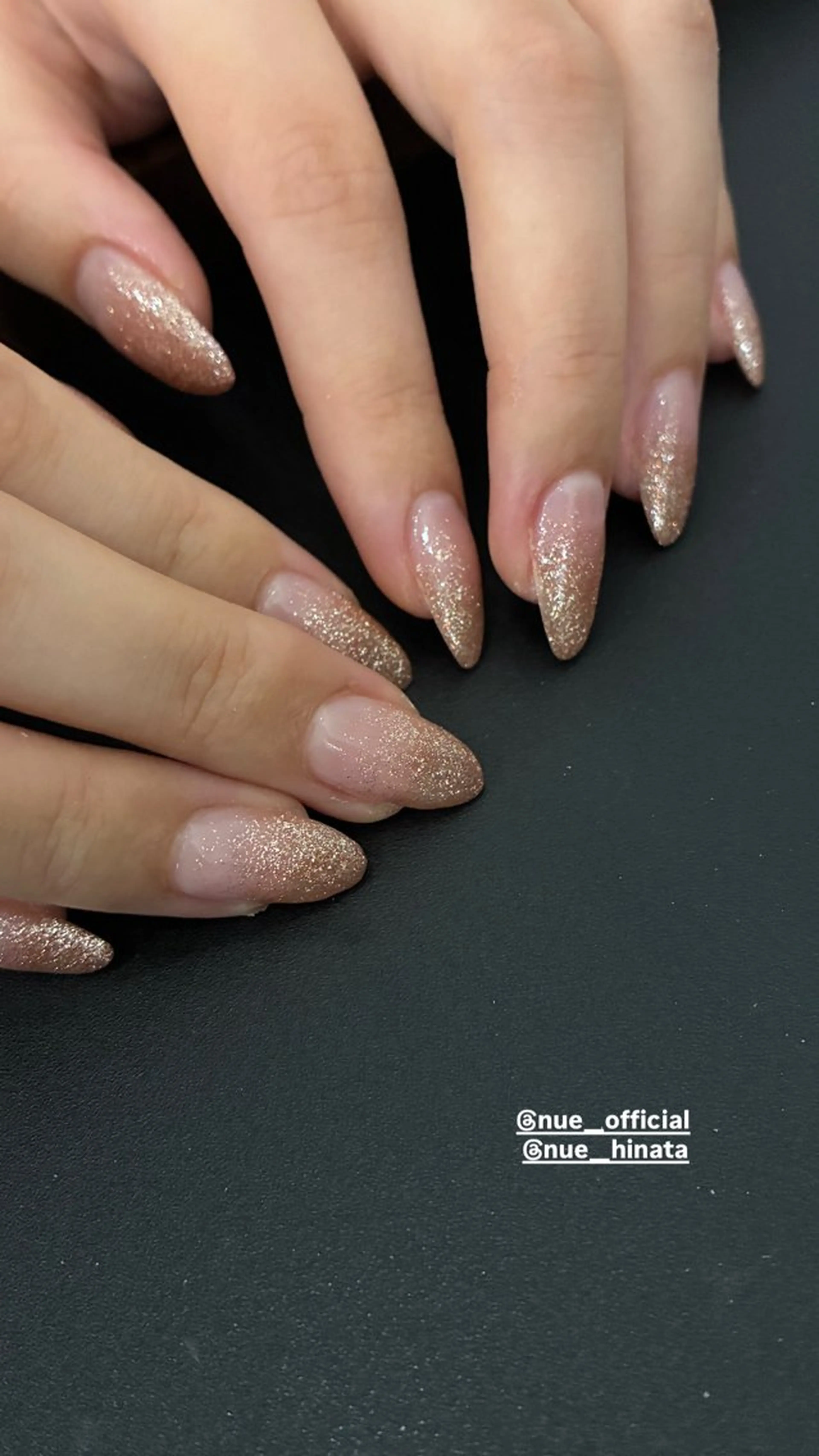 ネイル フラッシュネイル ジェルネイル キラキラネイル nue所属・nue【ムー】 ひなたのネイルデザイン