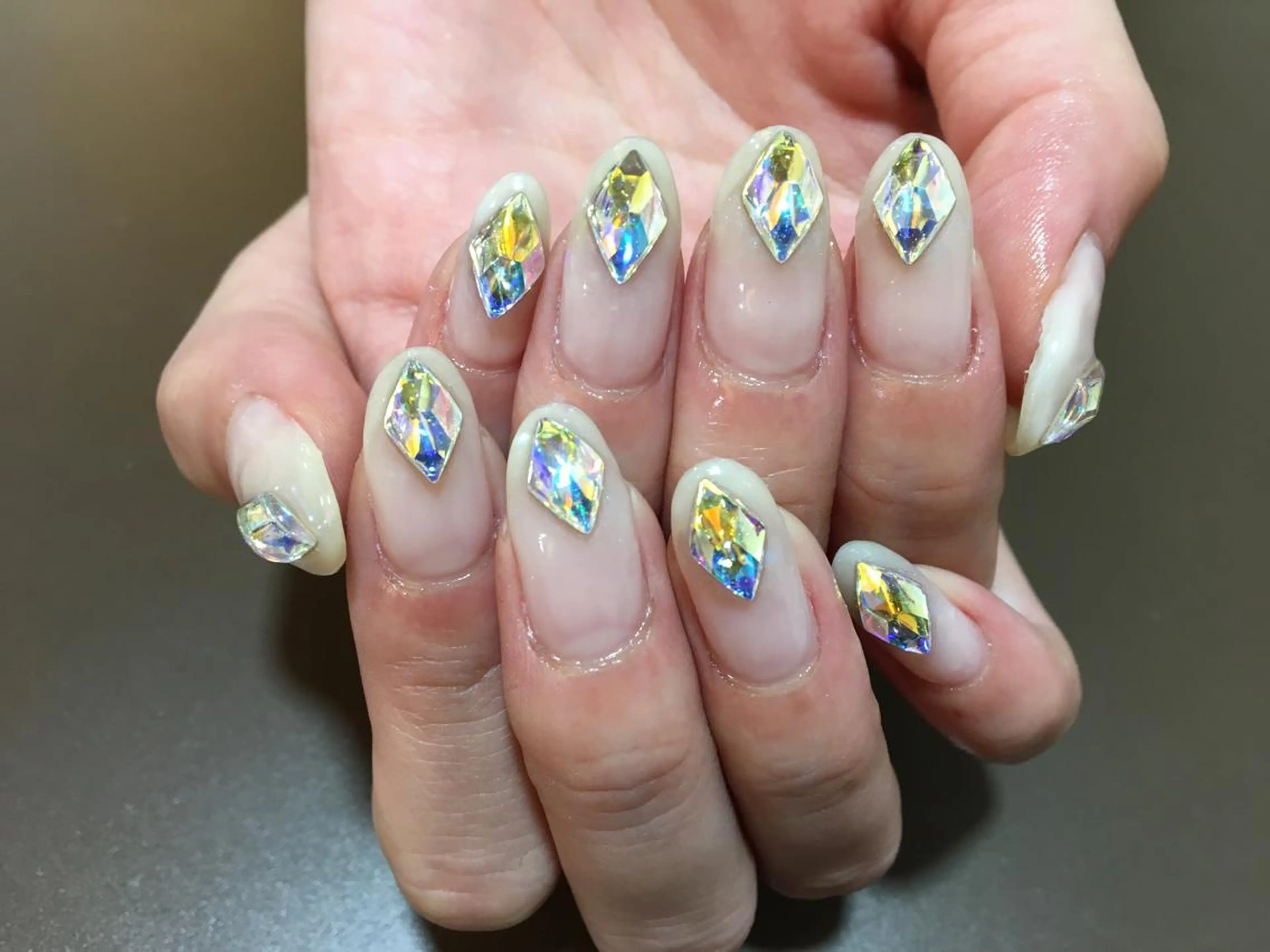 ネイル ストーンネイル nailsalon colon所属・nailartist lisaのネイルデザイン