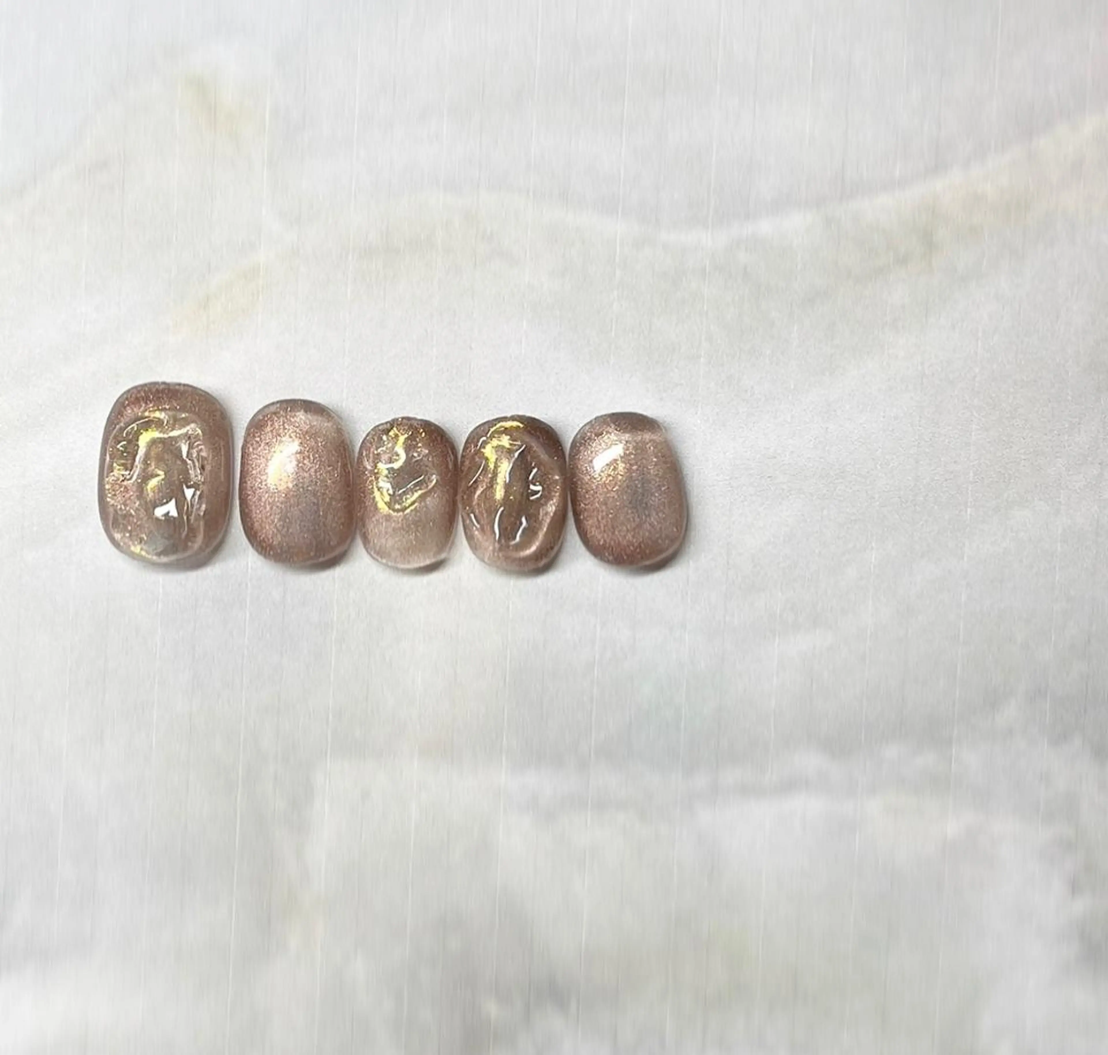 ネイル オーロラネイル ブラウン ぷっくりネイル フリーランス¨̮⃝ ネイリストOKADAのネイルデザイン