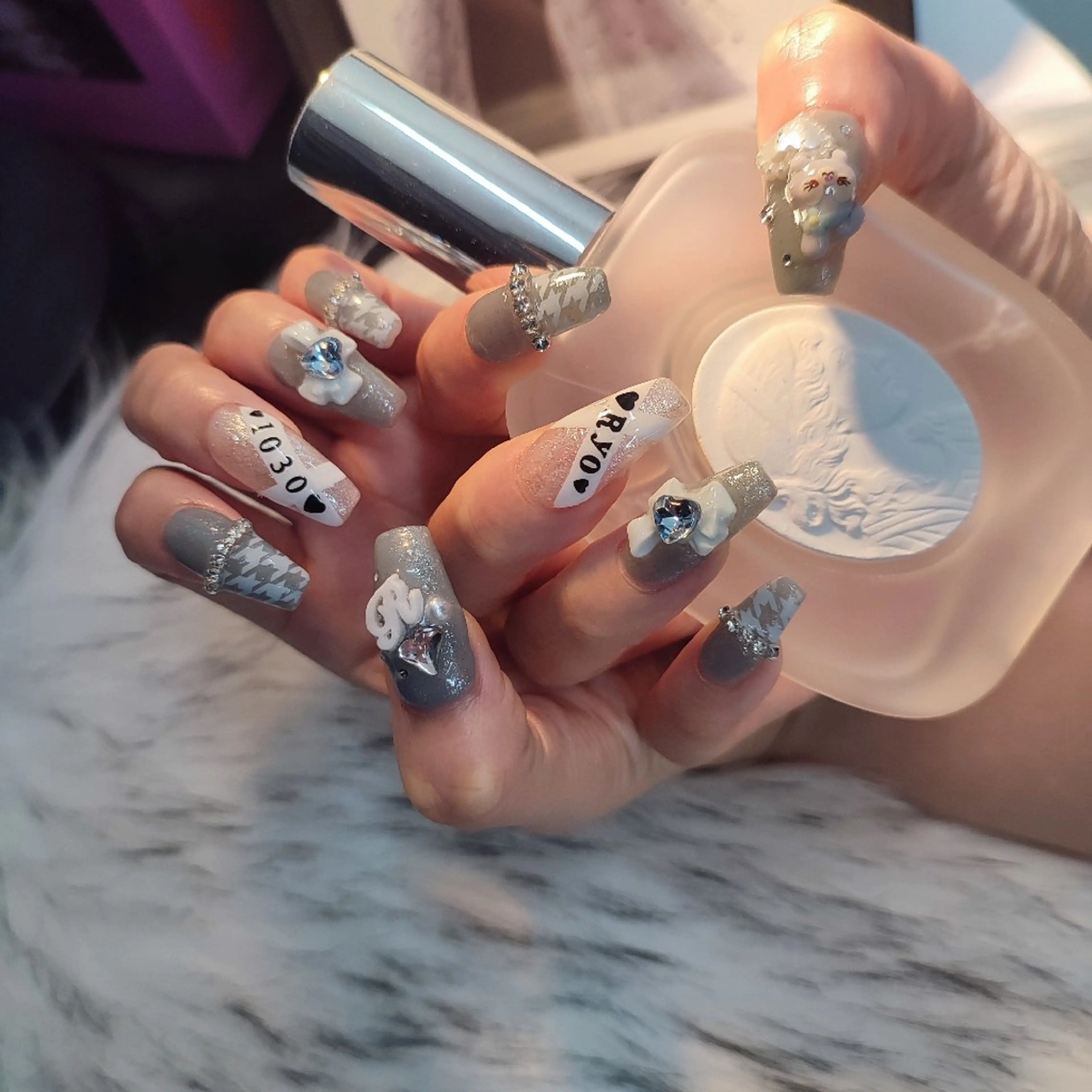 ネイル ハンドネイル RUNWAY 　　の眉毛・アイブロウイメージ