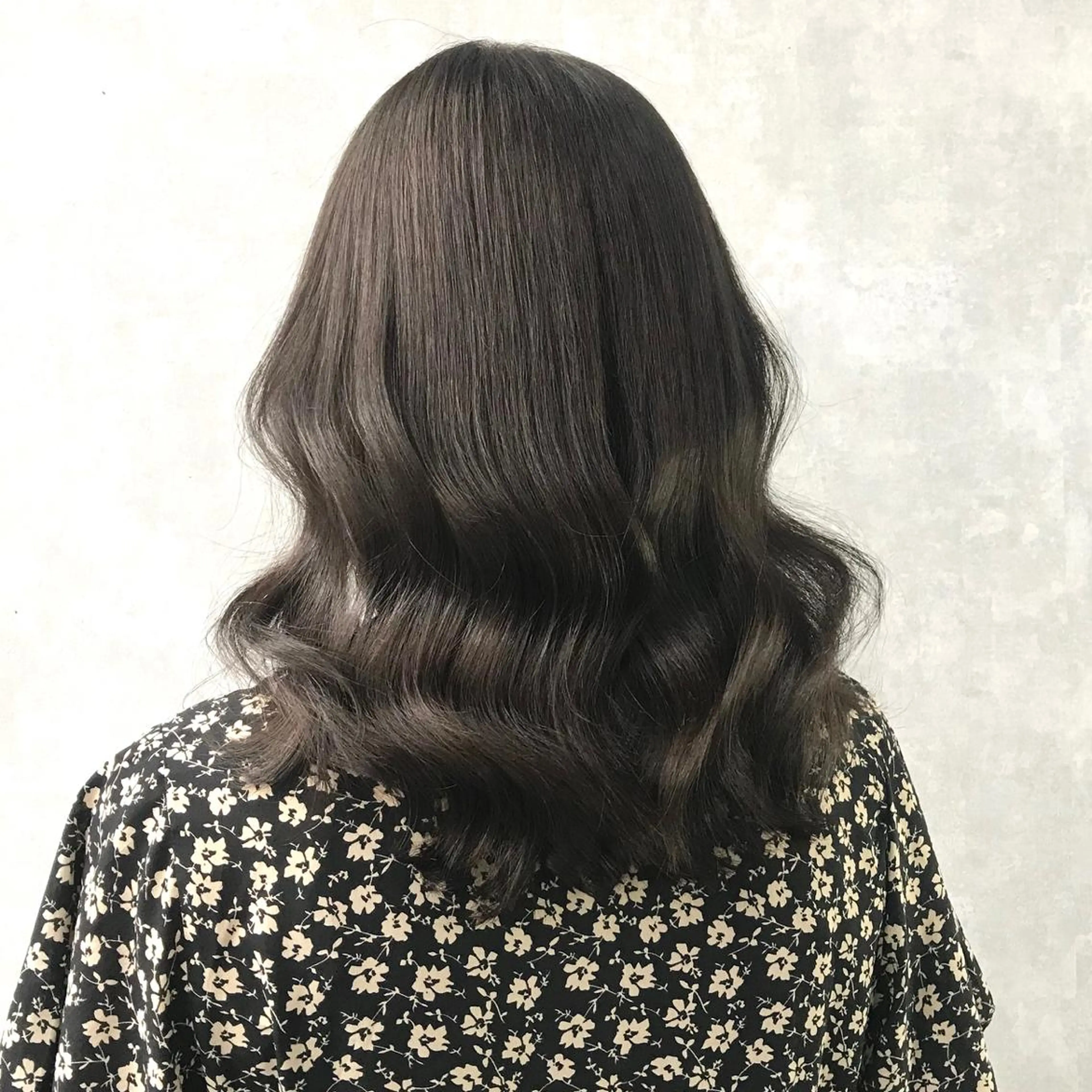 ミディアム カラー アッシュ アッシュグレー アッシュグレージュ ブリーチ グレージュ サロウィン所属・K-POP好き美容師 🇰🇷Kai.Yのヘアスタイル