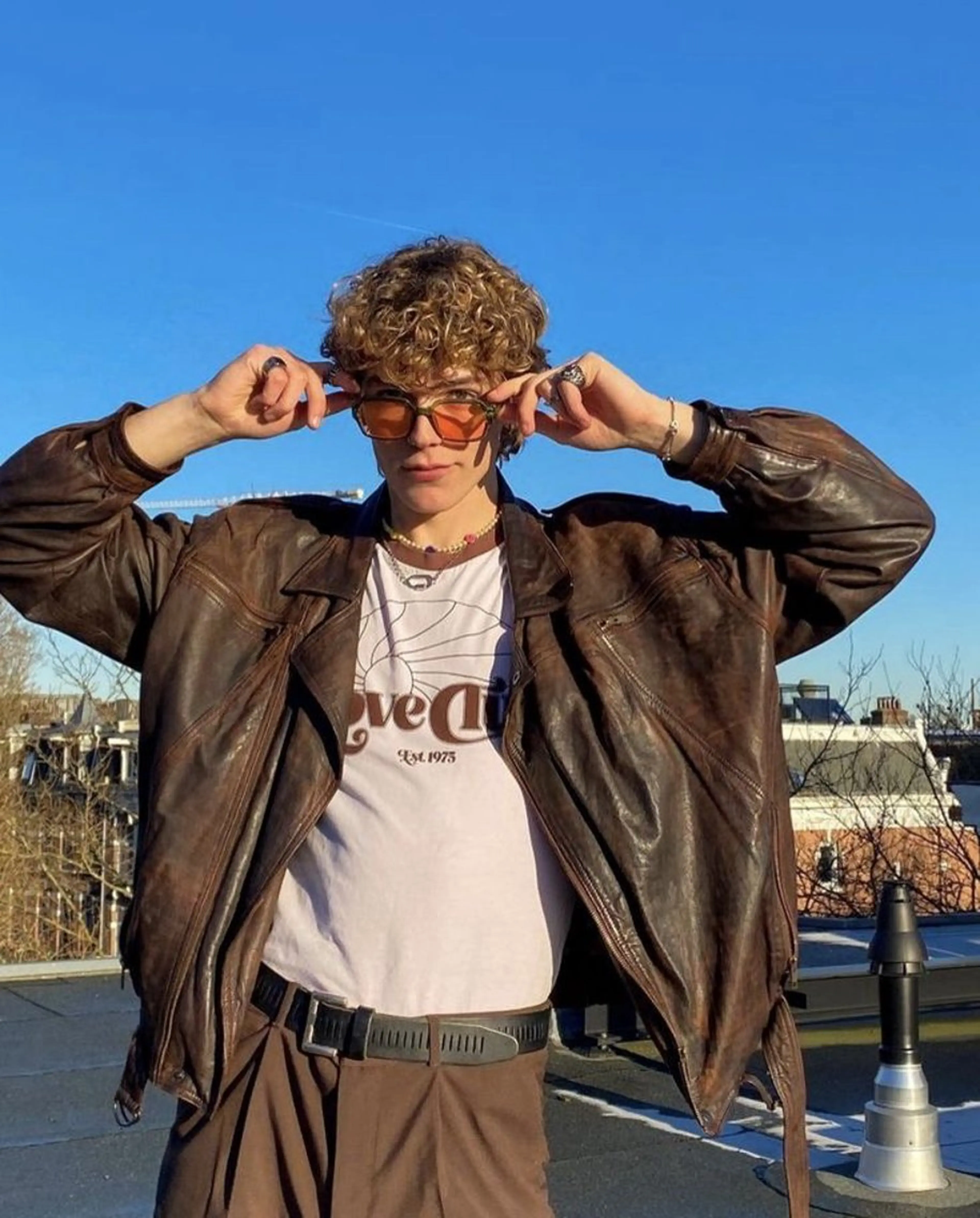 ミディアム パーマ メンズ ミディアムパーマ メンズブリーチ センターパート メンズハイライト マッシュウルフ 新宿メンズパーマ ヨモギダのヘアスタイル