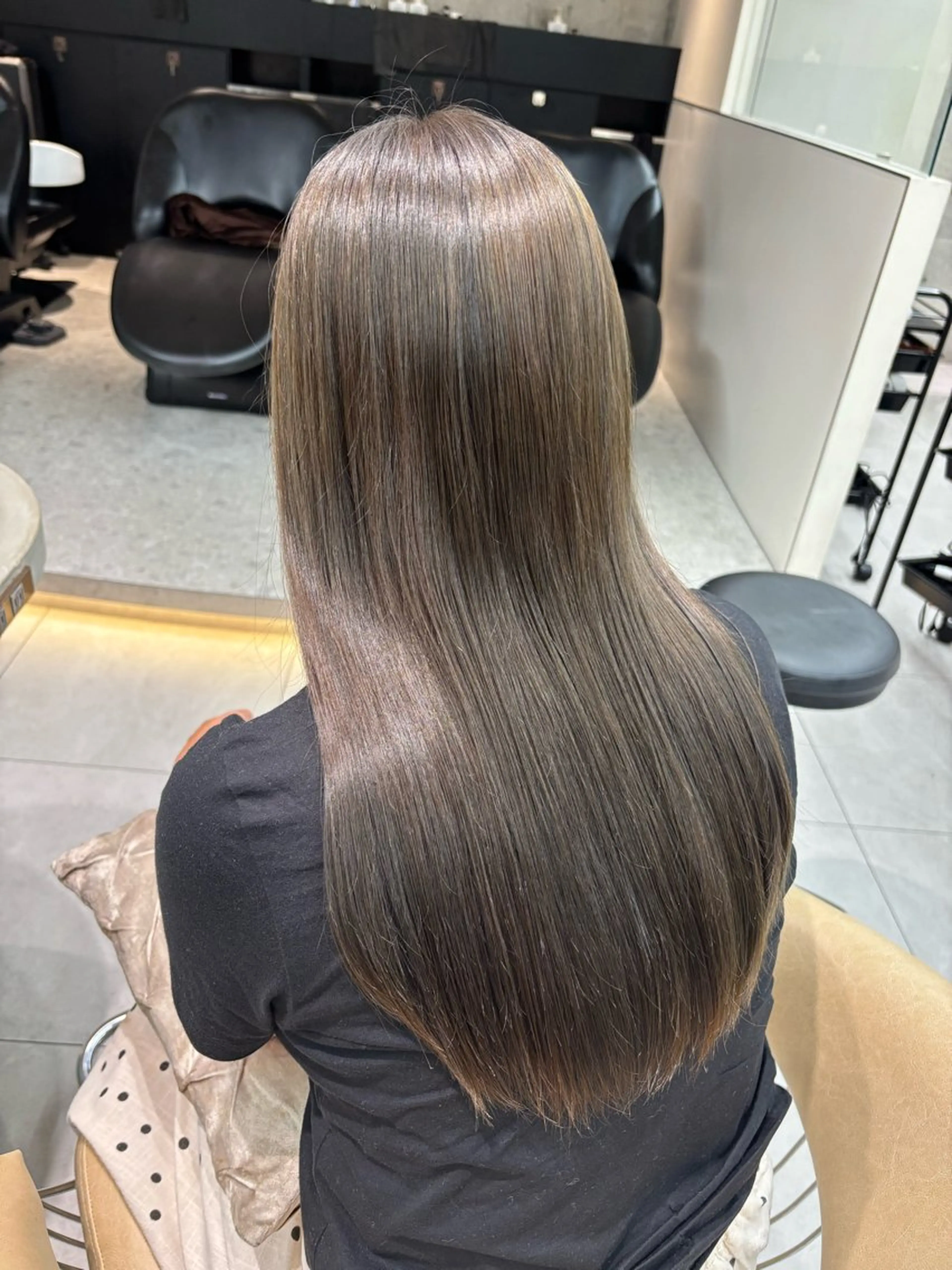 ロング Lond Melia所属・あいり／艶髪 、透明感カラー🩶のヘアスタイル