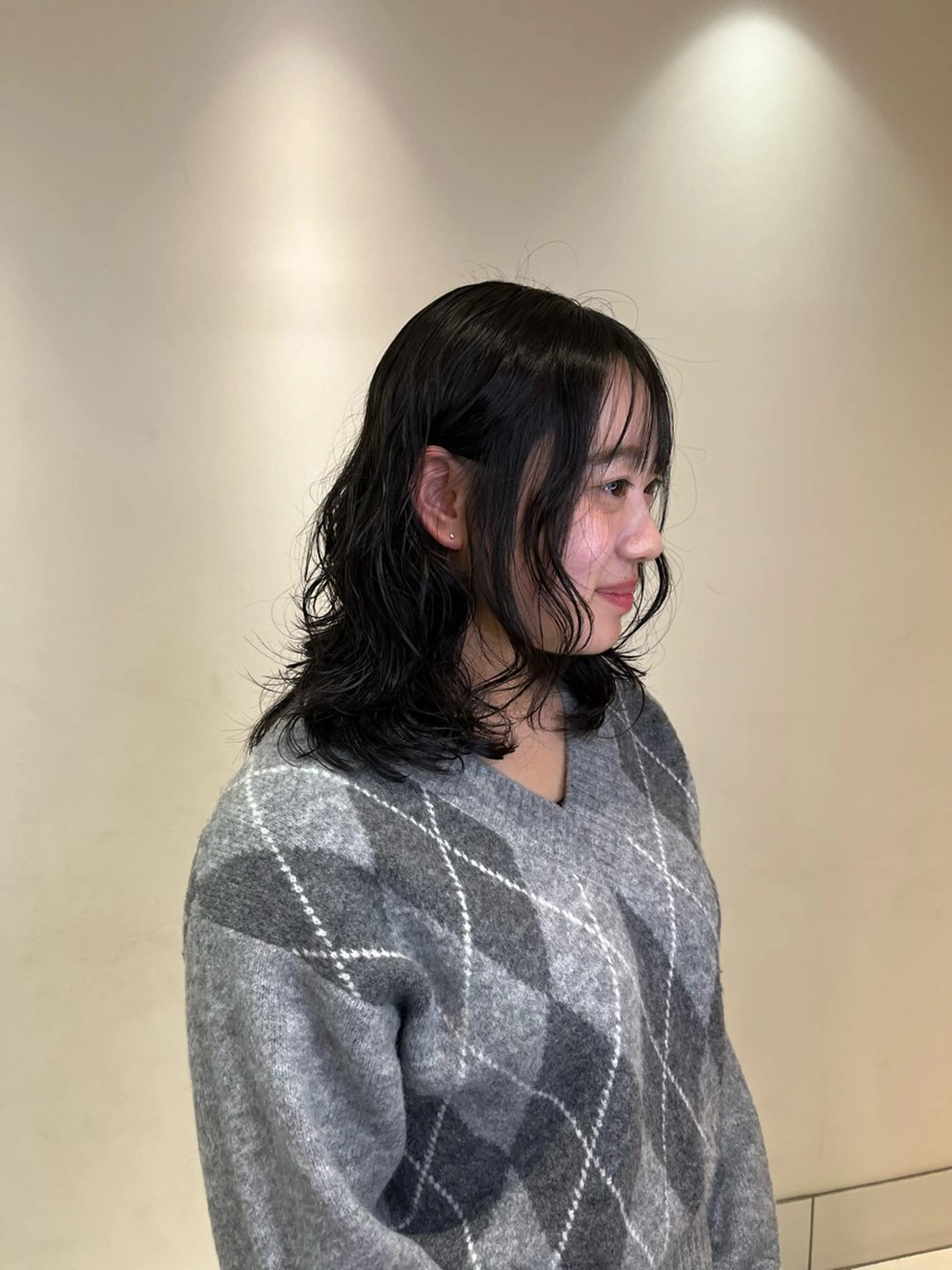 ミディアム パーマ ミディアムパーマ 顔周りカット レイヤーカット 新開 夏菜のヘアスタイル