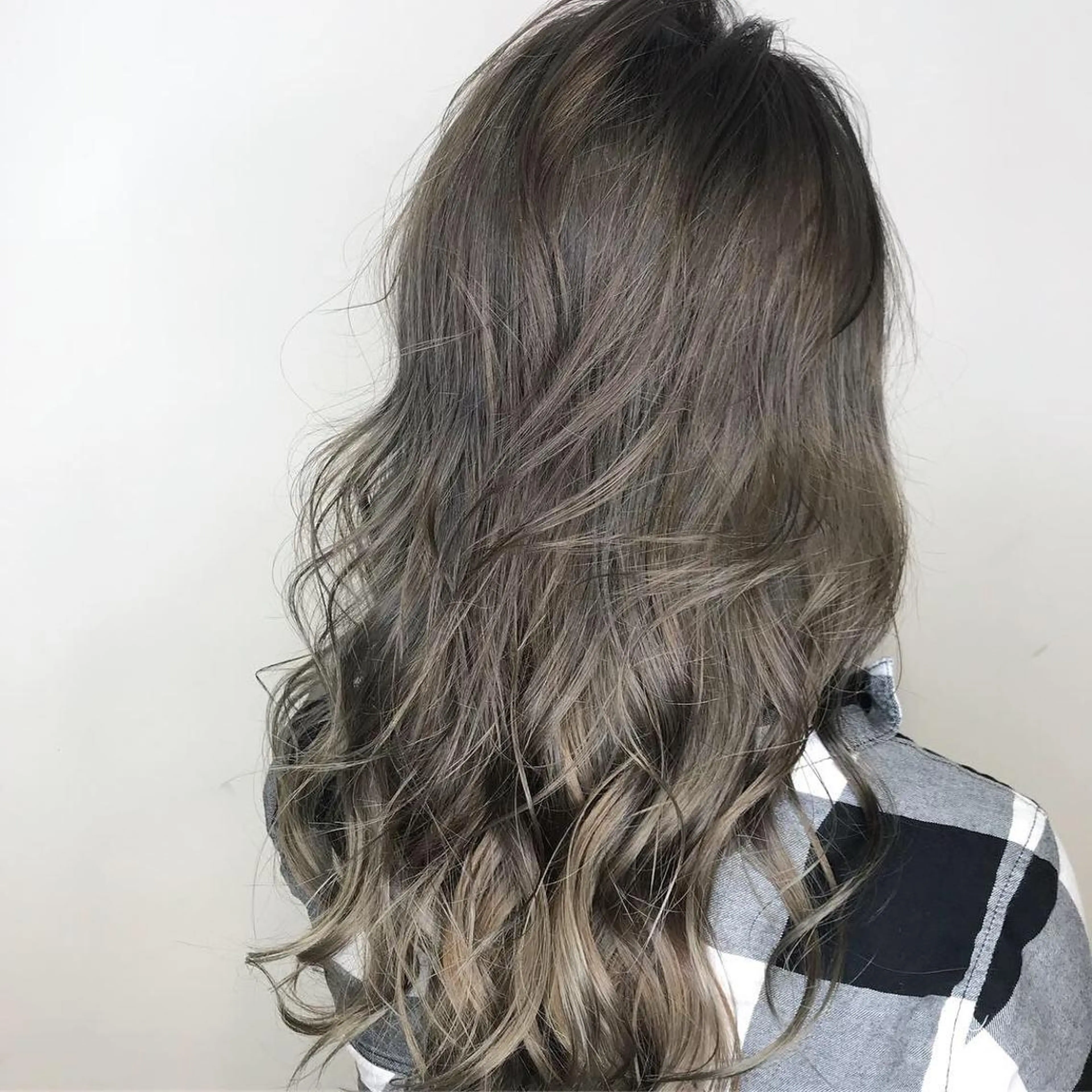 セミロング カラー アッシュ グラデーションカラー ハイライトカラー イルミナカラー オリーブアッシュ AMI Hair  supply所属・髪質改善カラー 韓国風レイヤーのヘアスタイル