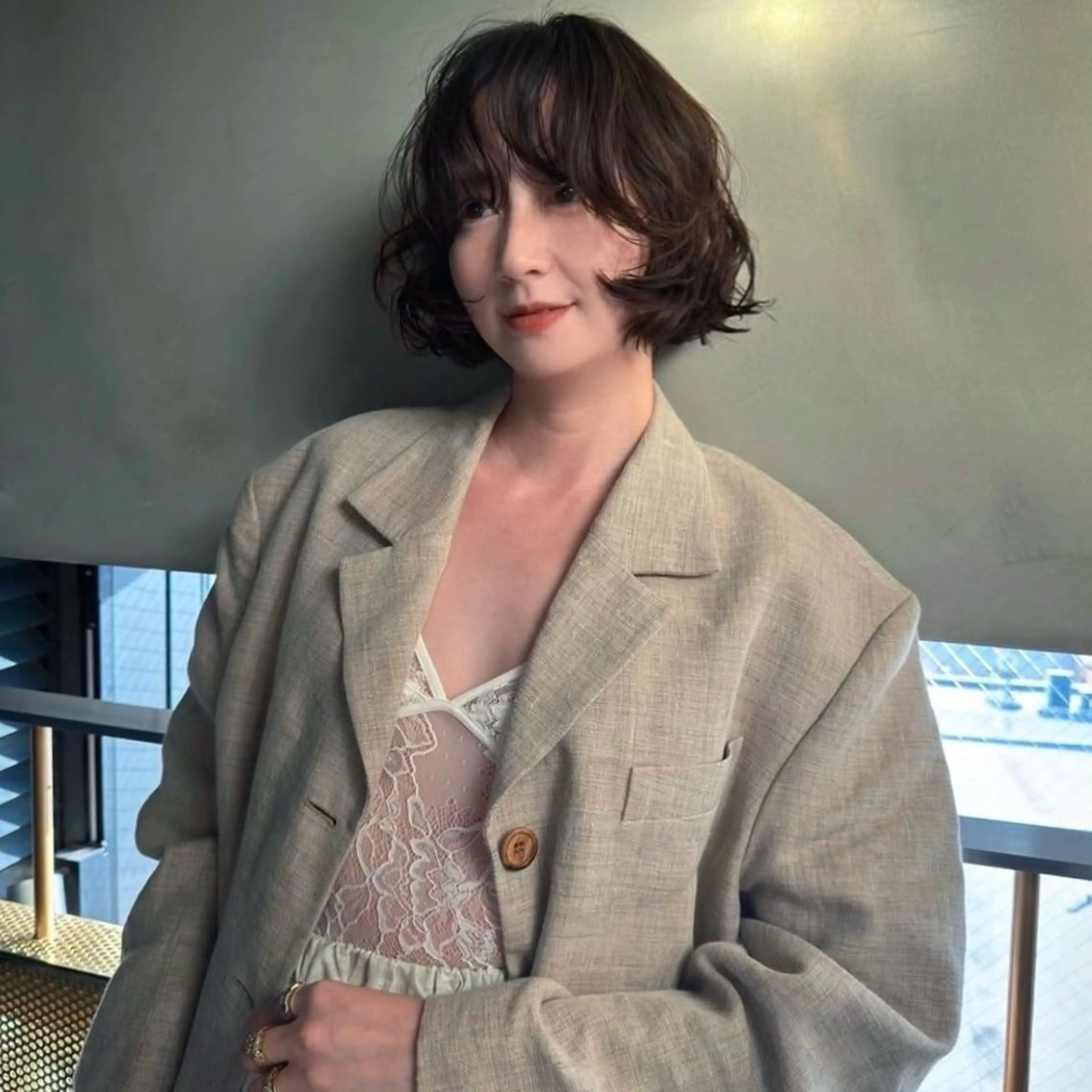 ショート カラー パーマ 透明感カラー 顔まわりレイヤー 顔周りカット ハッシュカット レイヤーカット カット パーマ トリートメント nonoka オリーブ/グレージュのヘアスタイル