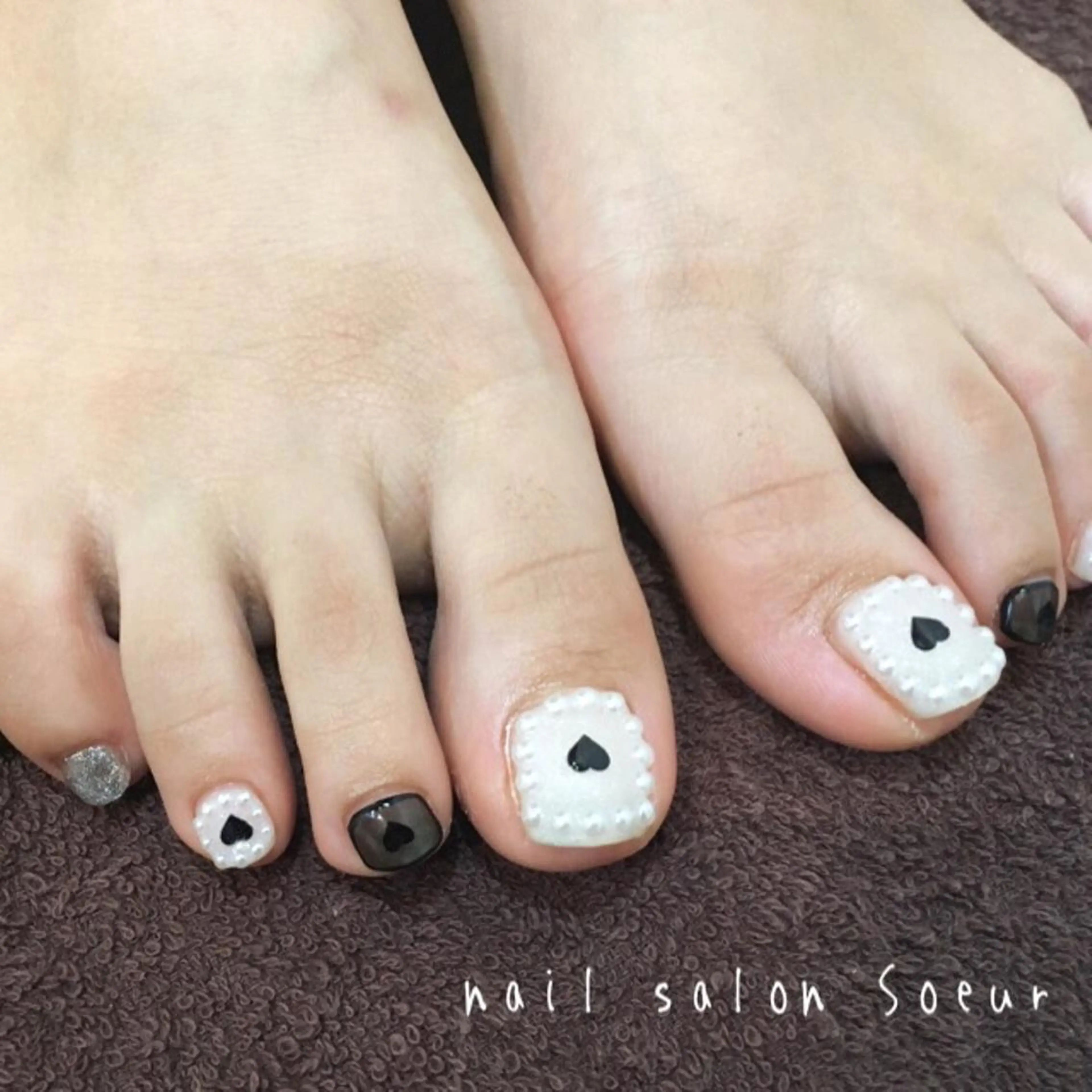 ネイル フットネイル ハート バレンタイン ホワイト フットネイル nail salon Soeurのネイルデザイン