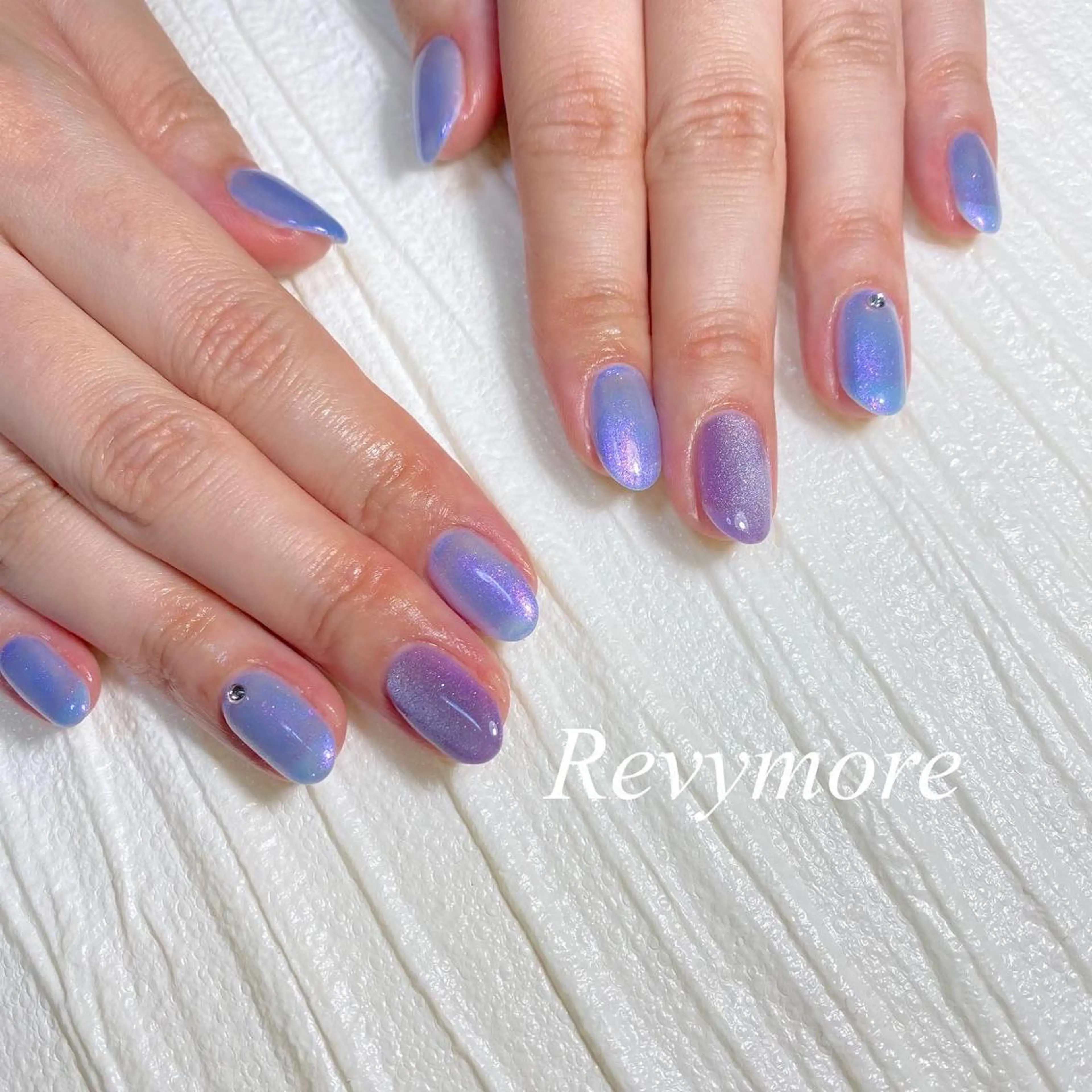 ショート ネイル パープルカラー 韓国風ヘア ジェルネイル キラキラネイル 韓国ネイル nail salon Revymore所属・nail salon Revymoreのネイルデザイン