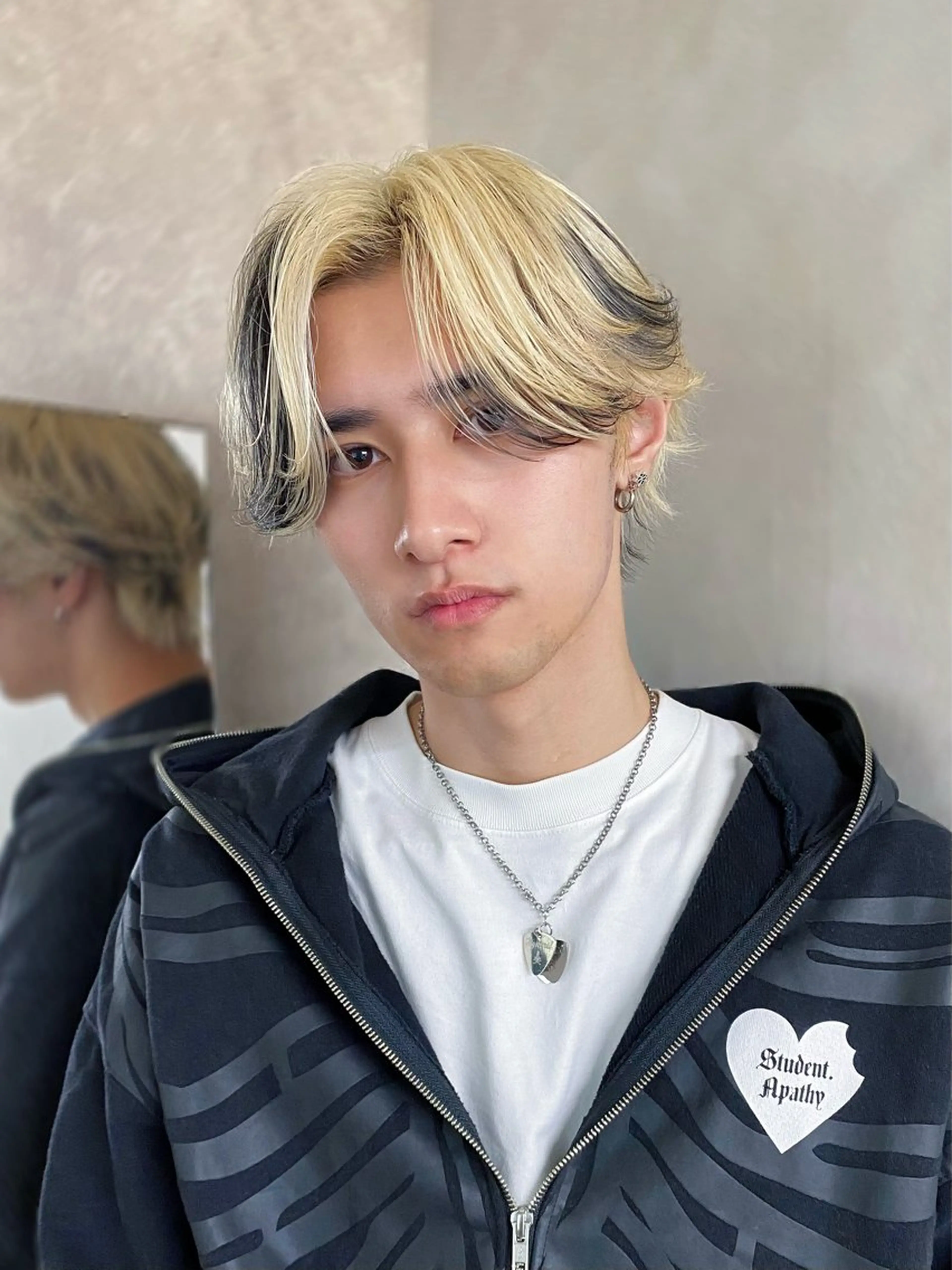 ショート カラー メンズ メンズブリーチ センターパート フェザーパーマ メンズ韓国風 韓国マッシュ カット ヘアカラー トリートメント k.e.y銀座店所属・安藤幹人 メンズカット/パーマのヘアスタイル