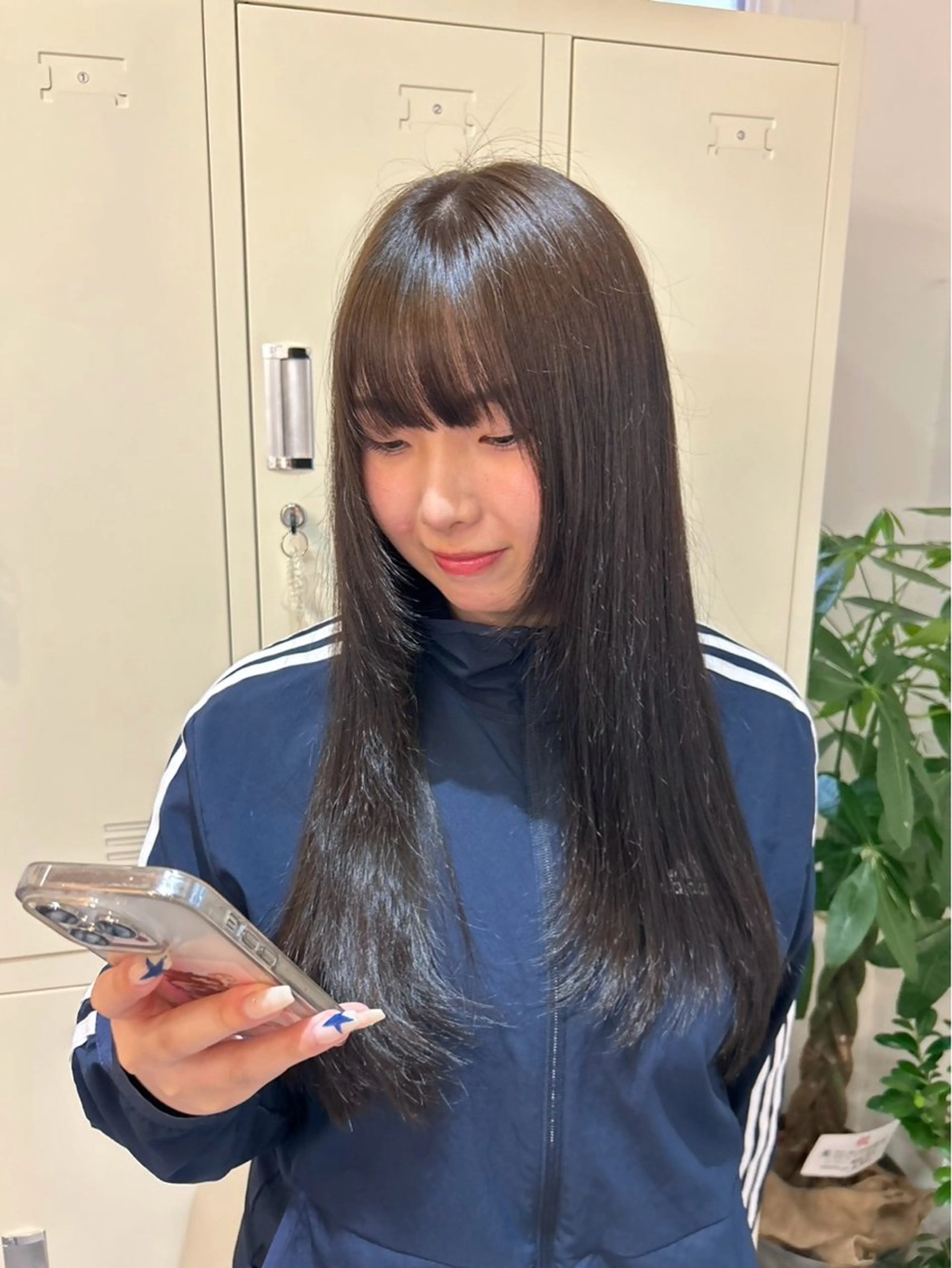 骨格補正カット+髪質改善ストレート　ロング料金あり　1100円​〜​の写真