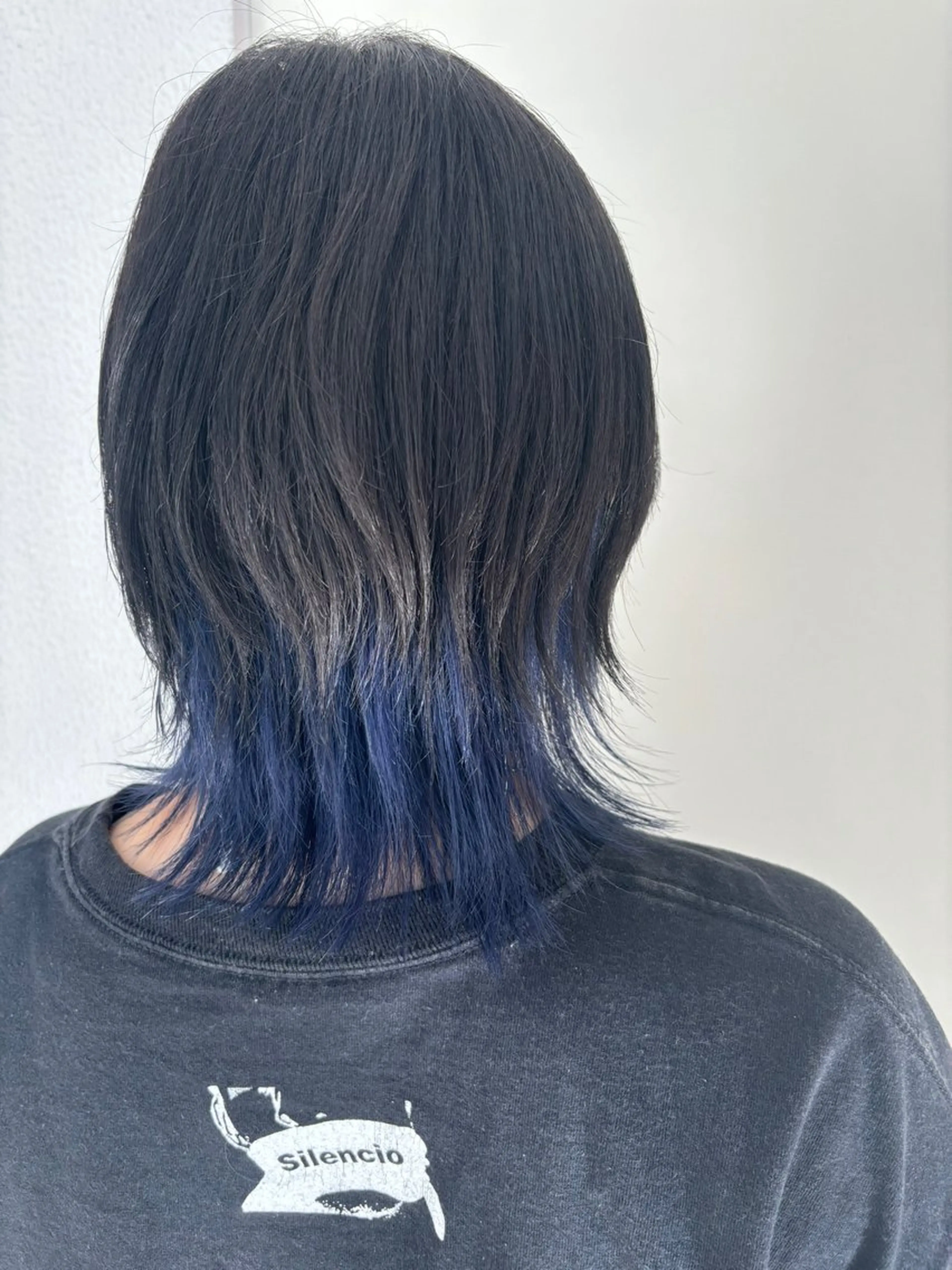 ミディアム カラー 黒髪 ブリーチ ブルーカラー ブルーブラック 透明感カラー ヘアカラー トリートメント 七井 香奈 (なないかな)のヘアスタイル
