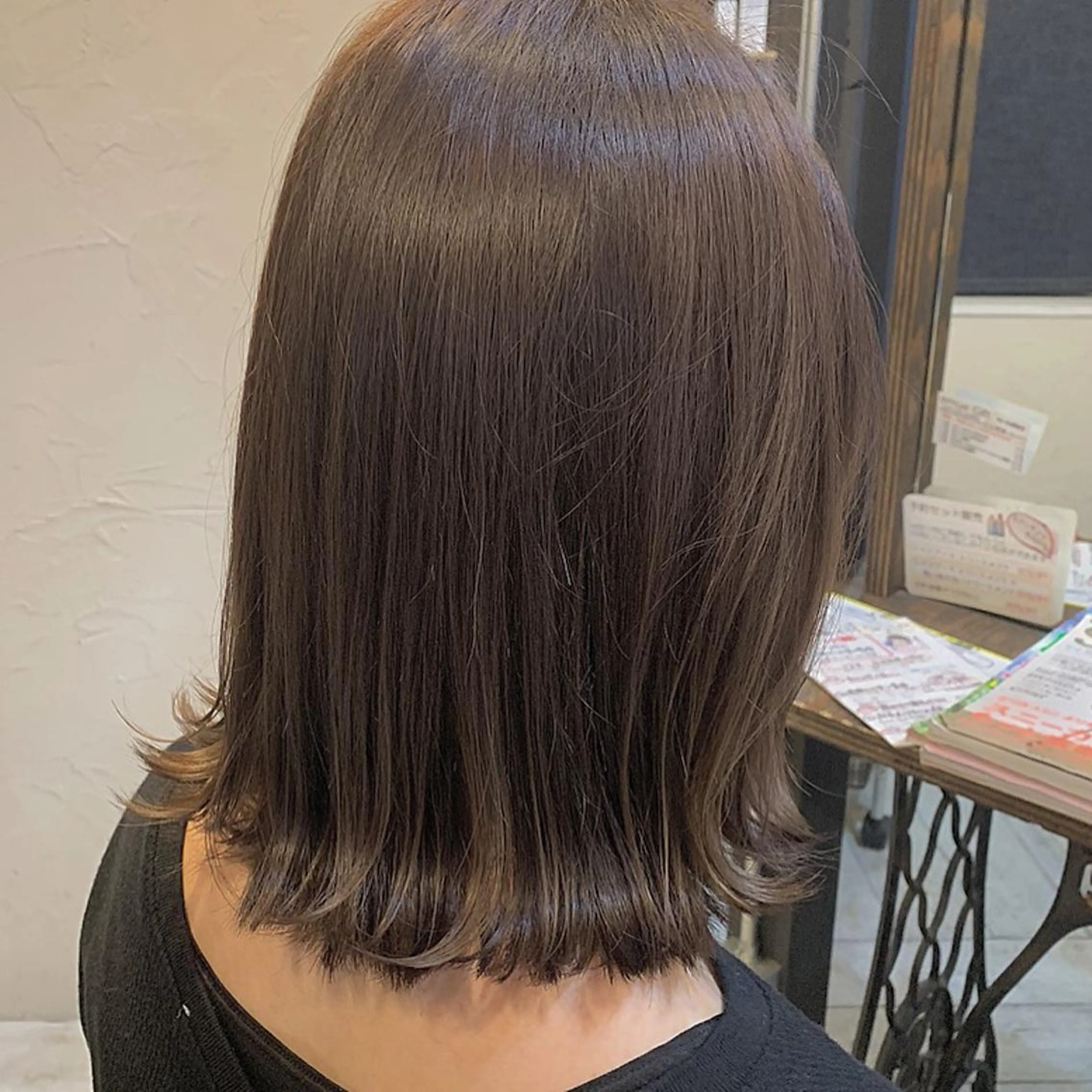 ミディアム アッシュ パープルカラー 外ハネヘア カット ヘアカラー LoRE hair 四条河原町 西尾友里のヘアスタイル