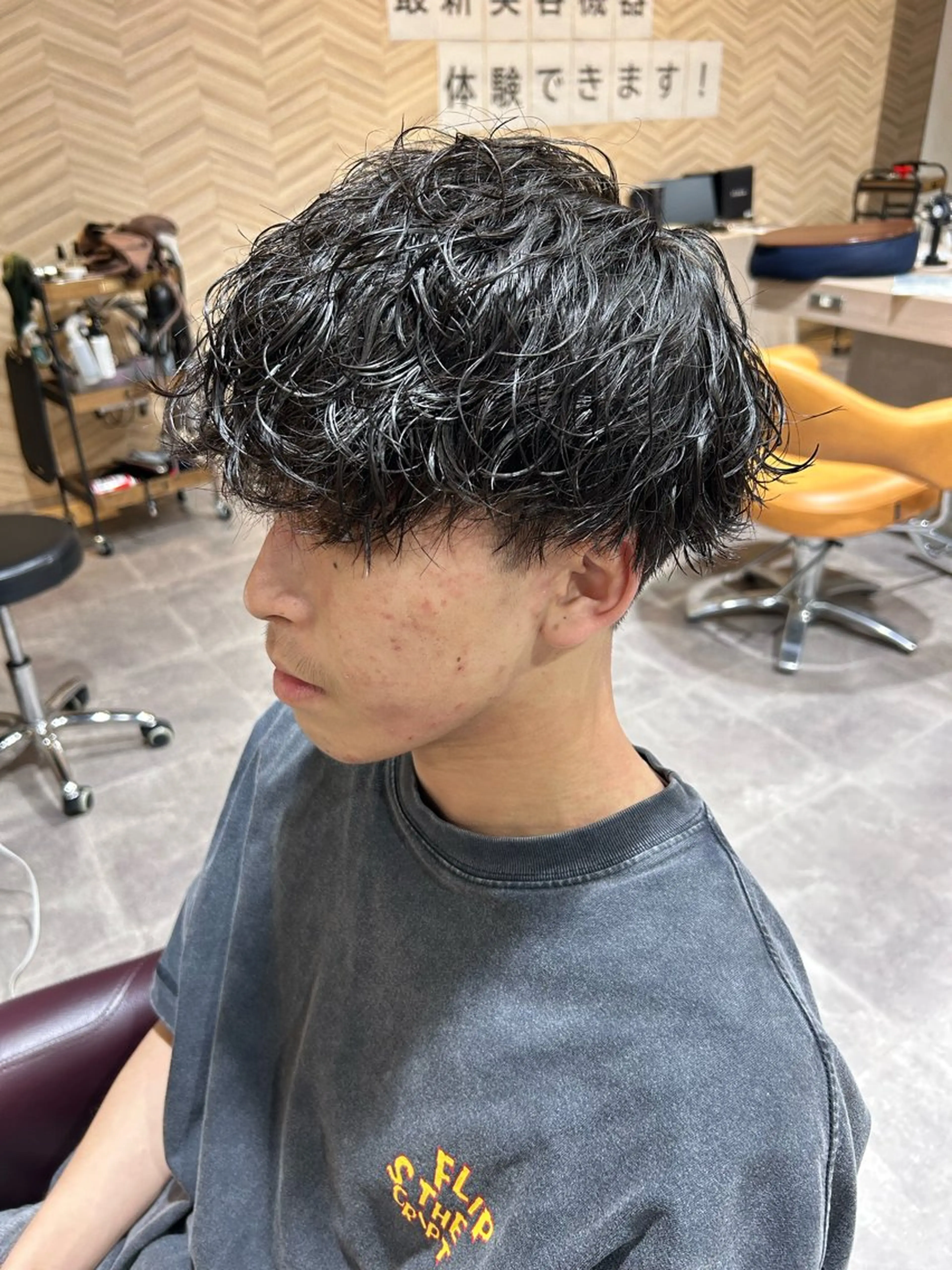 【メンズ限定】スペインカールトップの髪には強めのパーマをかける事で欧米人の様なクセ毛が再現できます‼️の写真