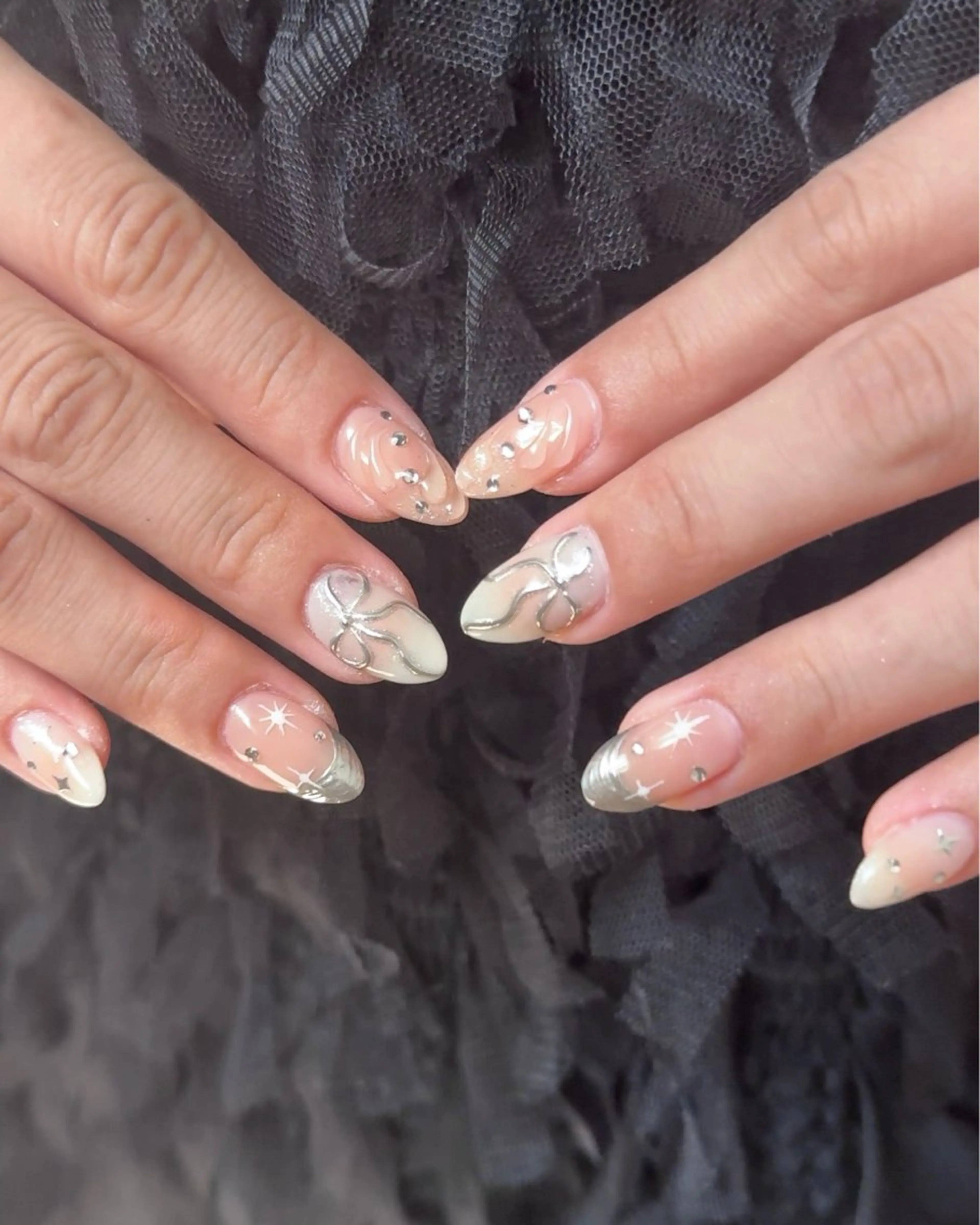 ネイル ミラーネイル リボン シルバー nail salon CAREY 🎀のネイルデザイン