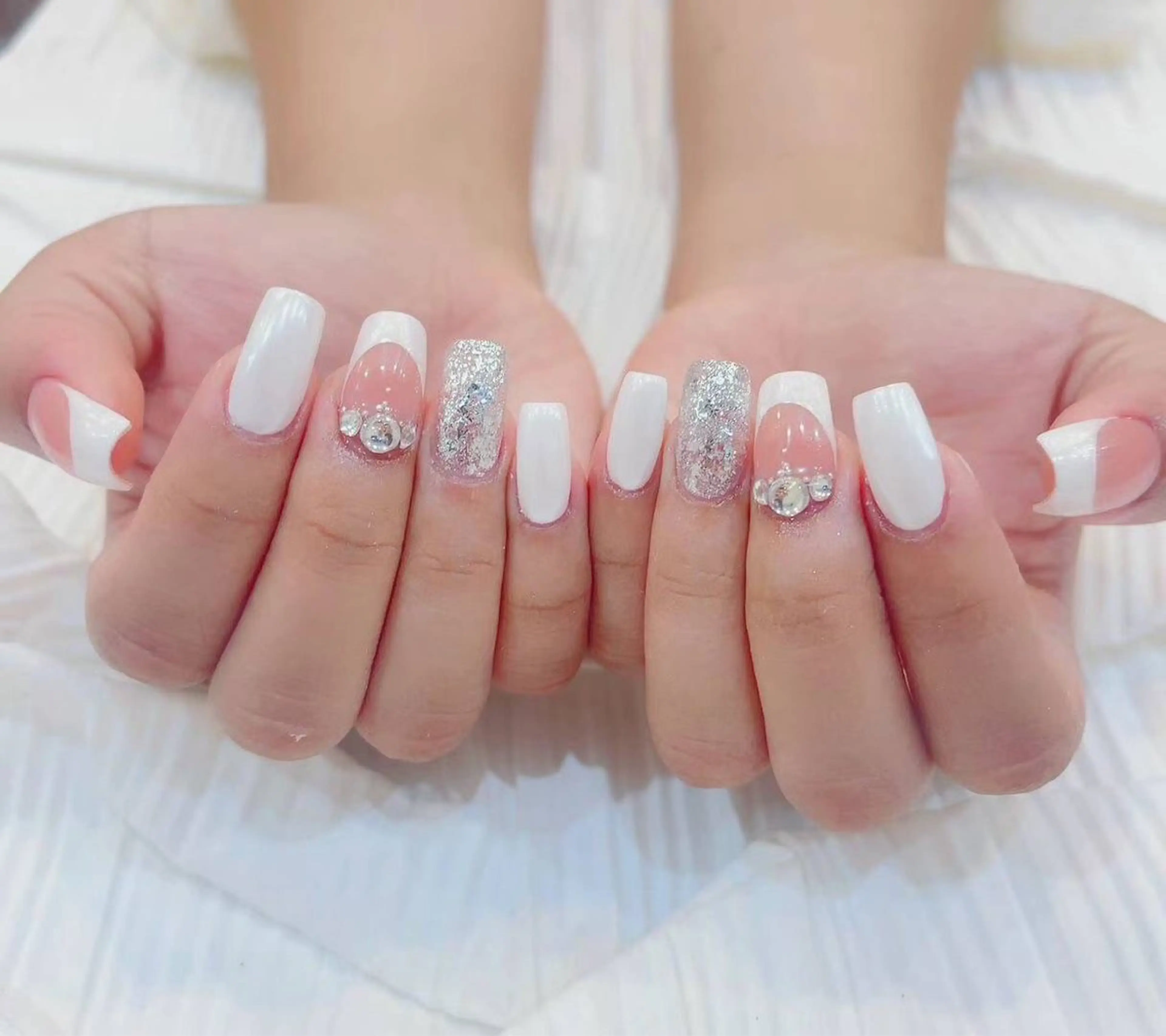 ネイル フレンチネイル ラメ(グリッター) シルバー ホワイト Babarla　Nail　Salon所属・babarla Nailのネイルデザイン