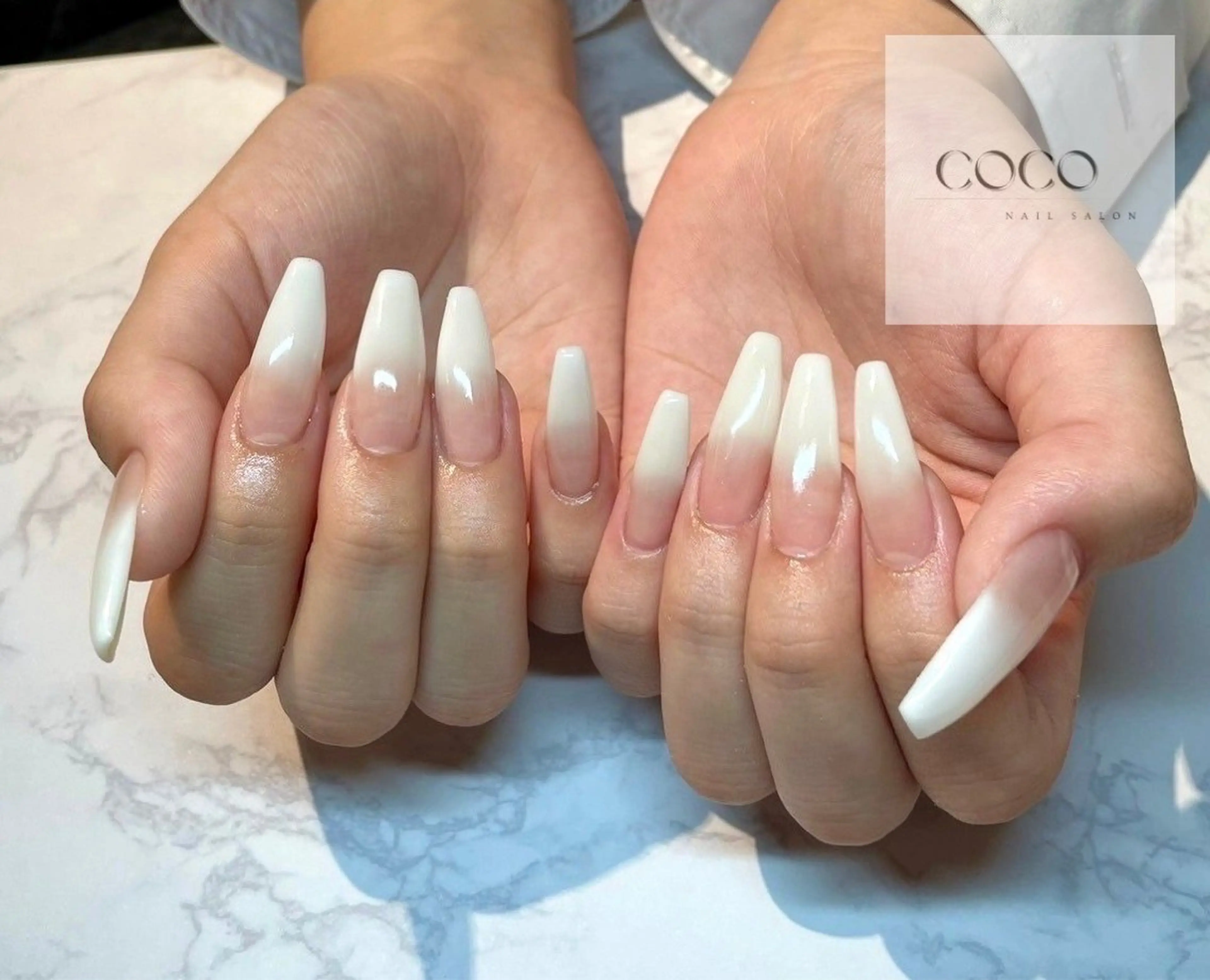 ネイル グラデーション ホワイト ハンドネイル NAIL SALON / 耳ﾂﾎﾞ HBLの眉毛・アイブロウイメージ