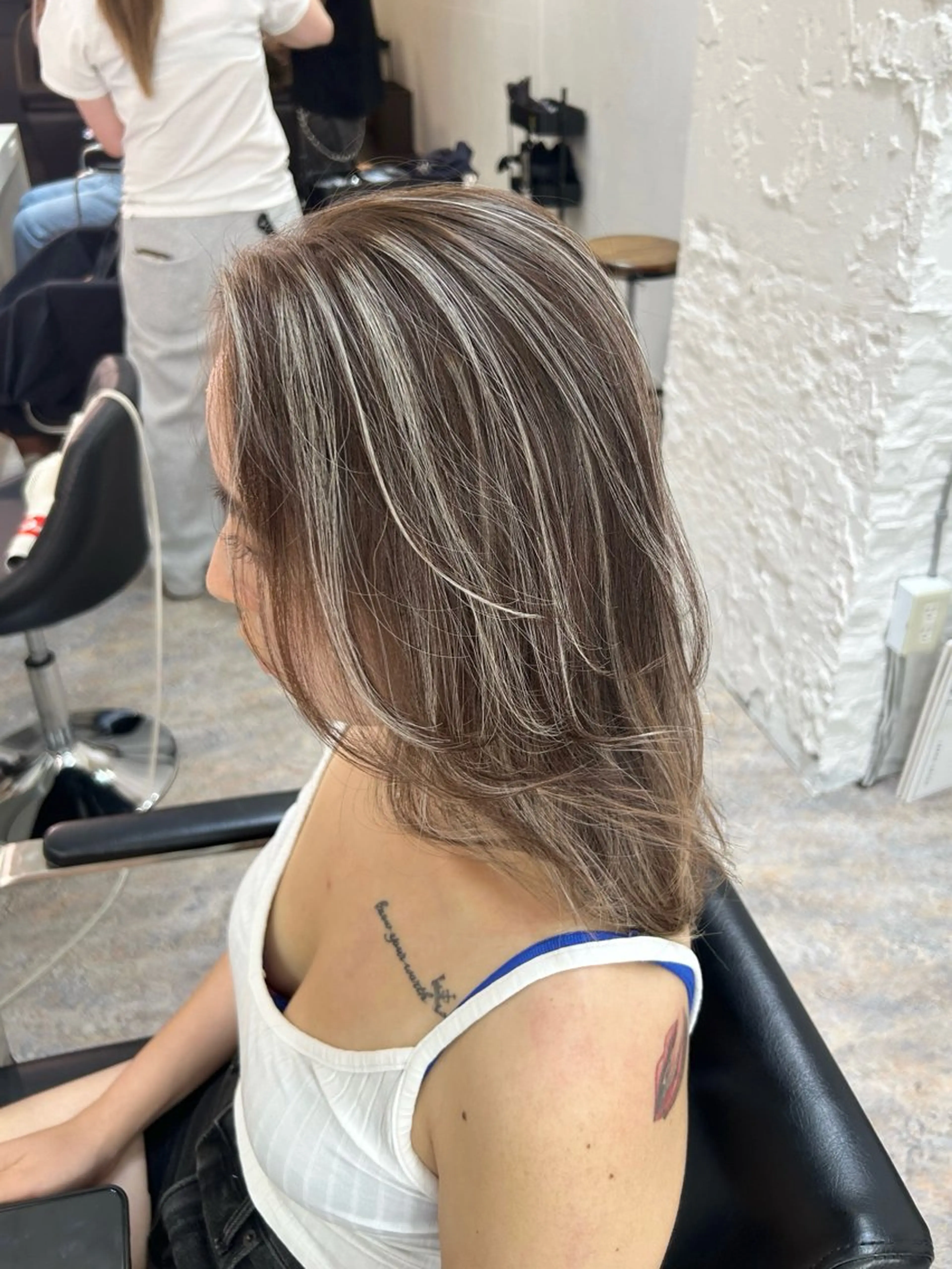 セミロング カラー ハイライトカラー ハイライト カット ヘアカラー トリートメント レイヤーカット BLend 渋谷のヘアスタイル