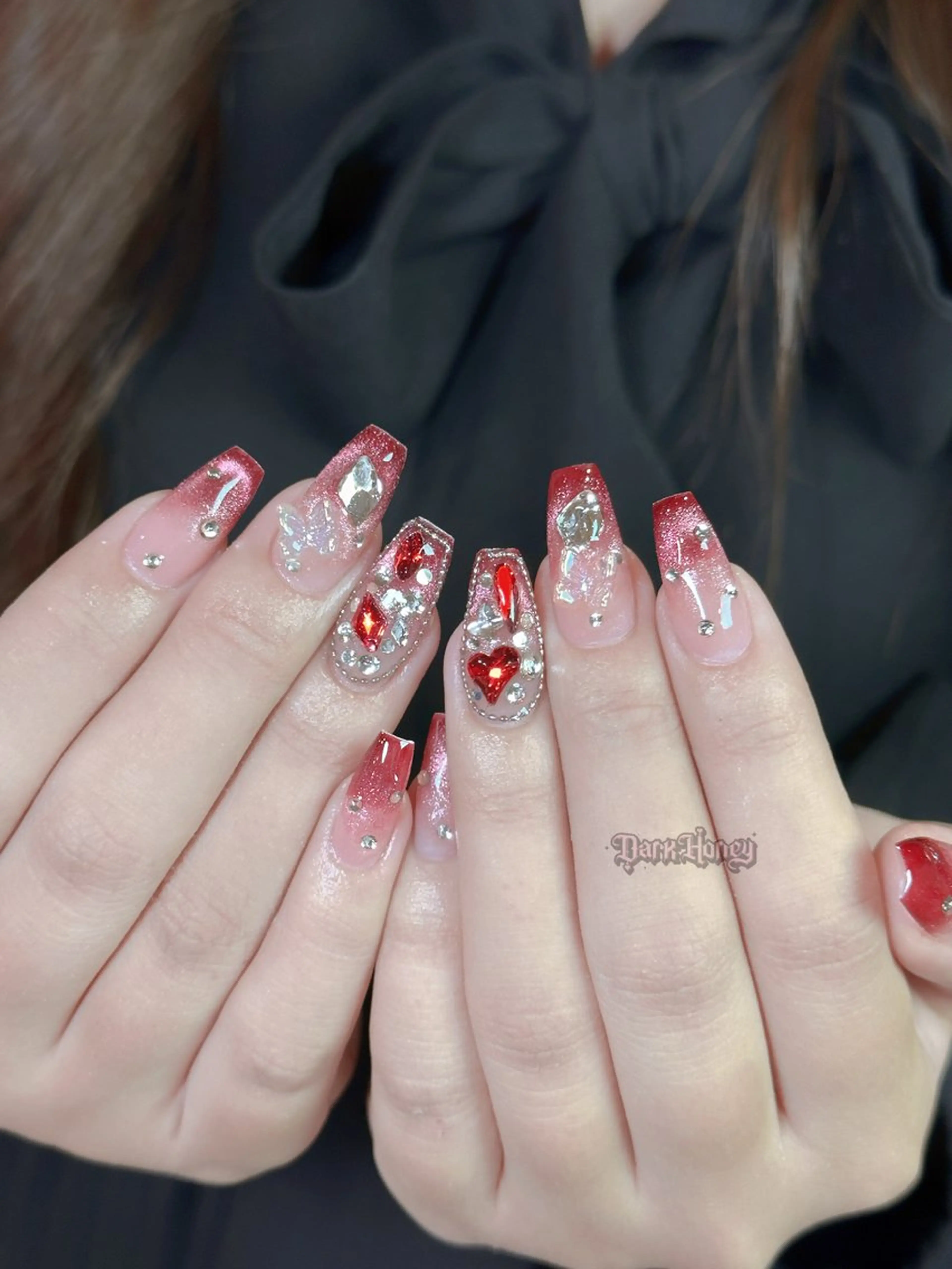 ネイル グラデーション ハート 赤色 ストーンネイル バレンタイン ハンドネイル ハンドケア DarkHoney 池袋店のネイルデザイン