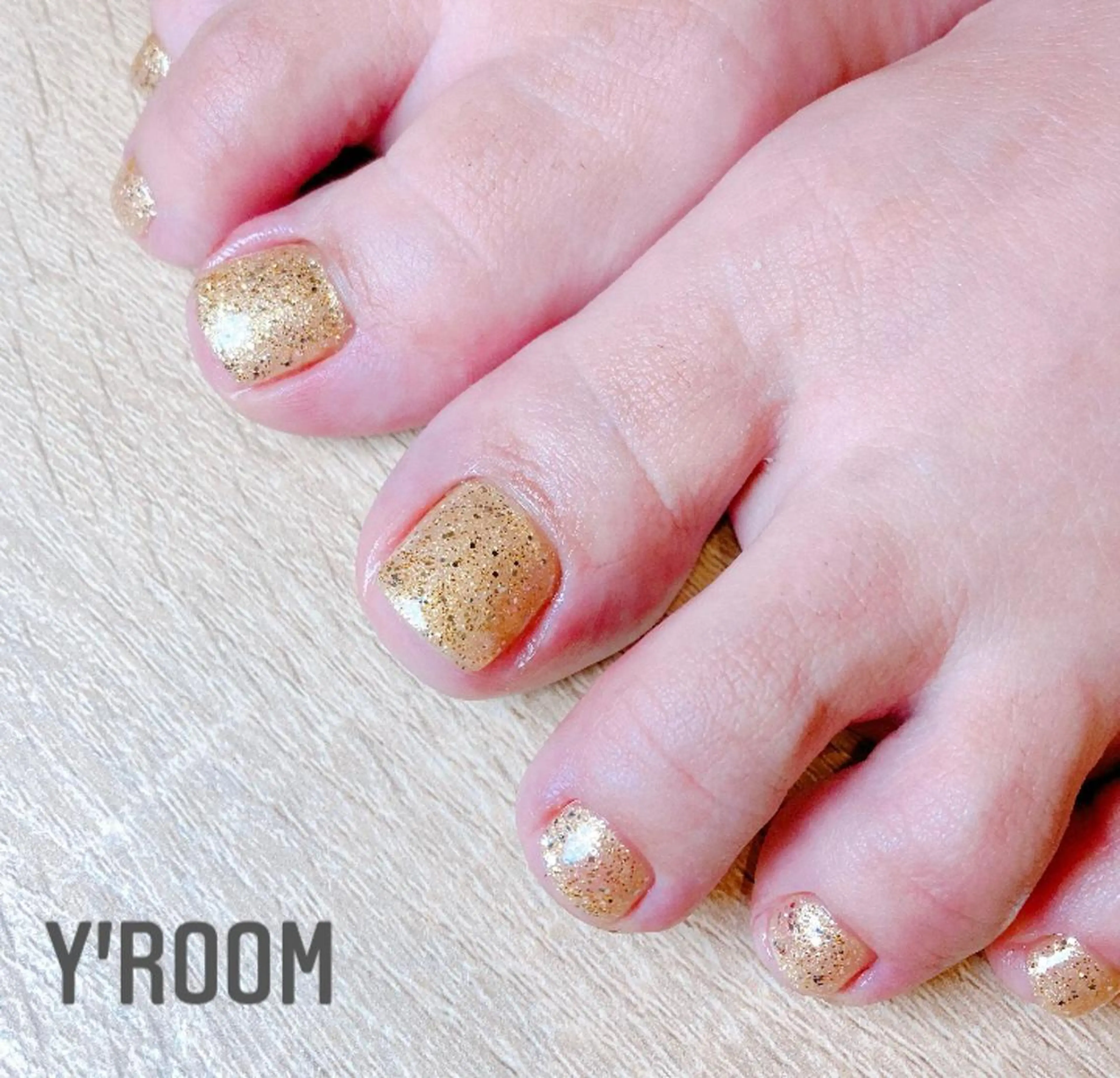 ネイル オーロラネイル フラッシュネイル フットネイル ジェルネイル ゴールド YUKA （ネイリスト）のネイルデザイン