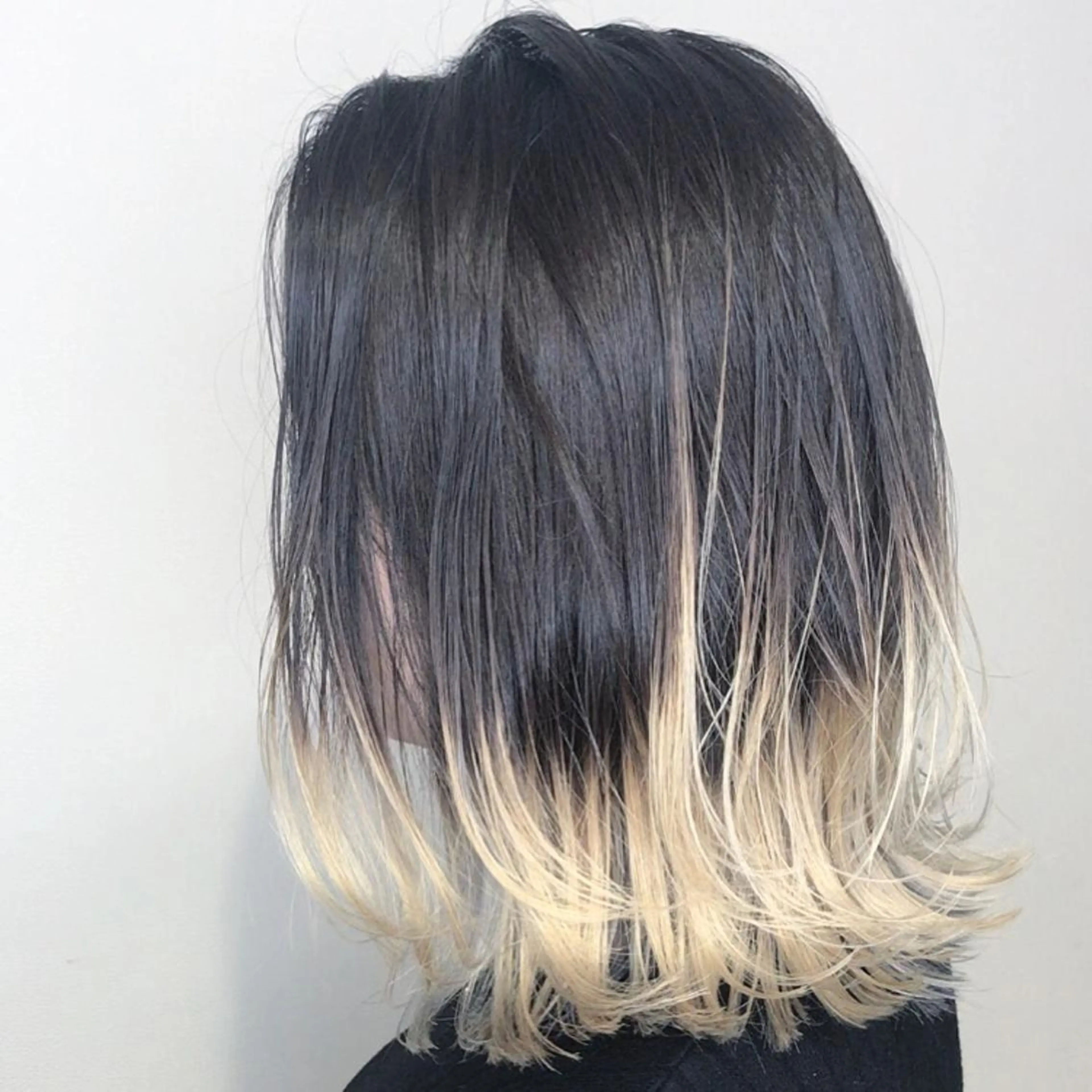 ショート カラー アッシュ アッシュグレー アッシュグレージュ バレイヤージュ ブリーチ AMI Hair  supply所属・髪質改善カラー 韓国風レイヤーのヘアスタイル