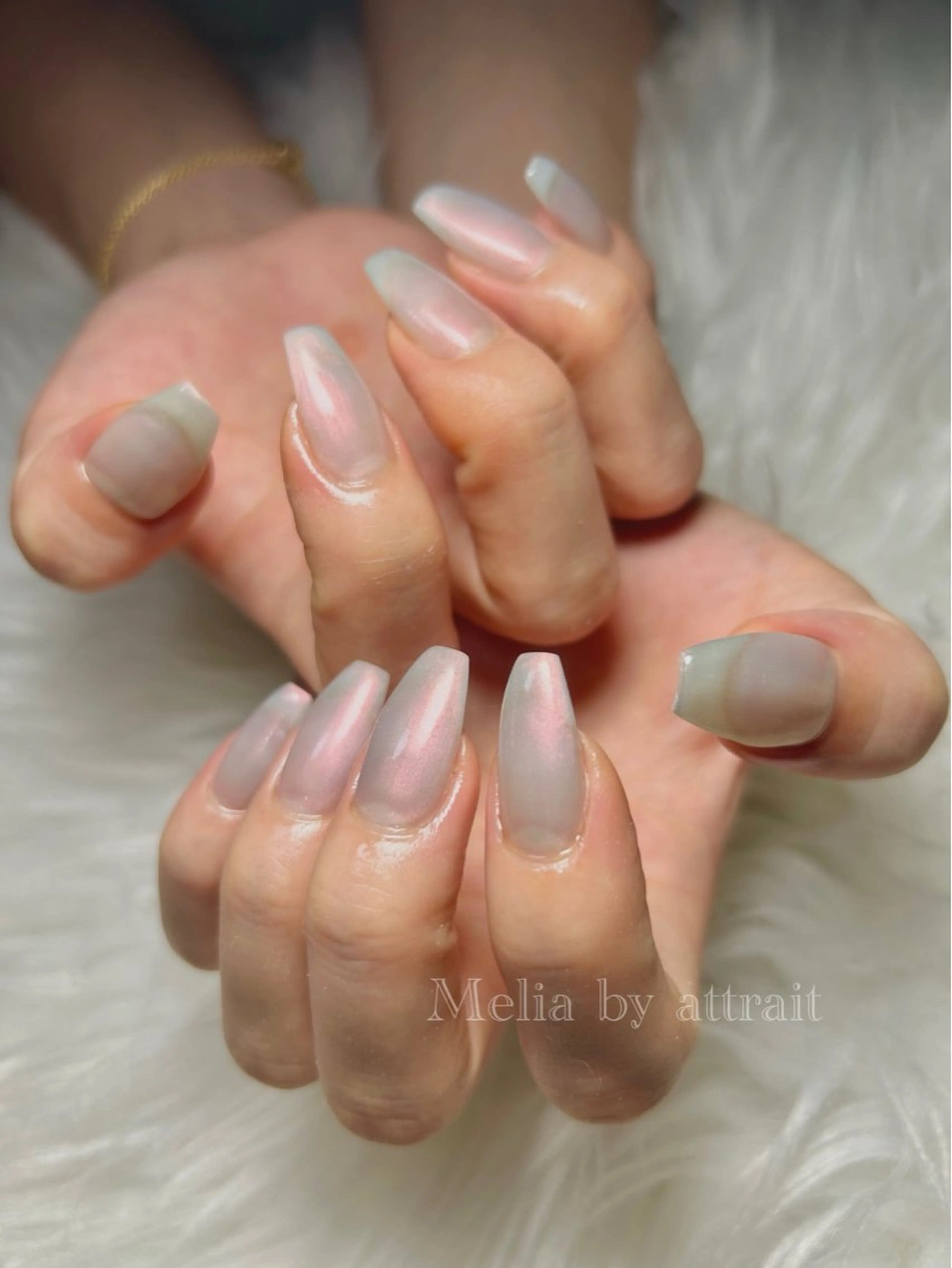 ネイル オーロラネイル ジェルネイル ロングネイル ワンカラーネイル シンプルネイル Melia　by attrait所属・Melia by attrait🌿杏のネイルデザイン