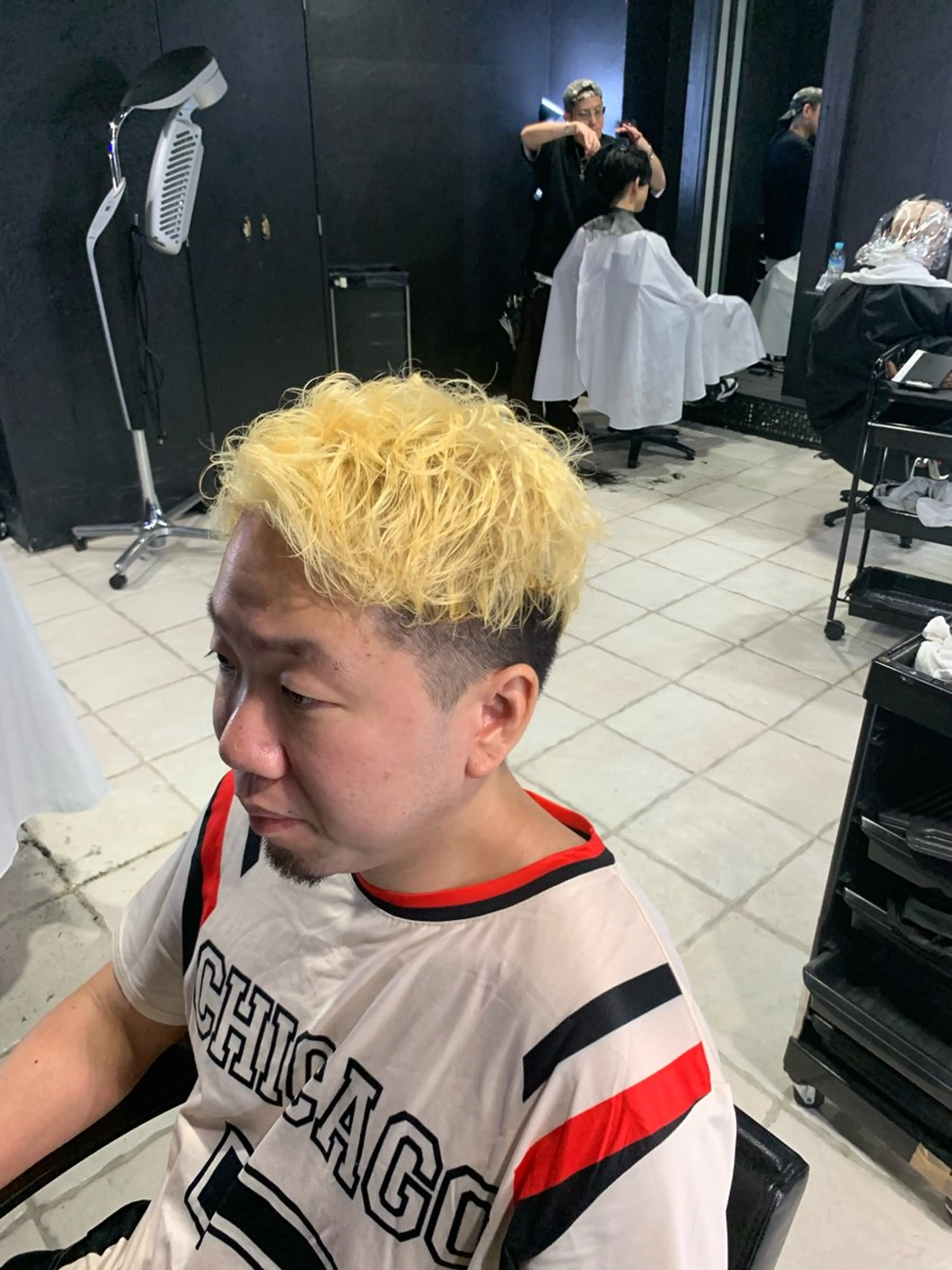 カラー ヘアアレンジ メンズ 抜きっぱなしブロンド メンズ専門 美容師✨ アメ村 堀江颯瑛のヘアスタイル