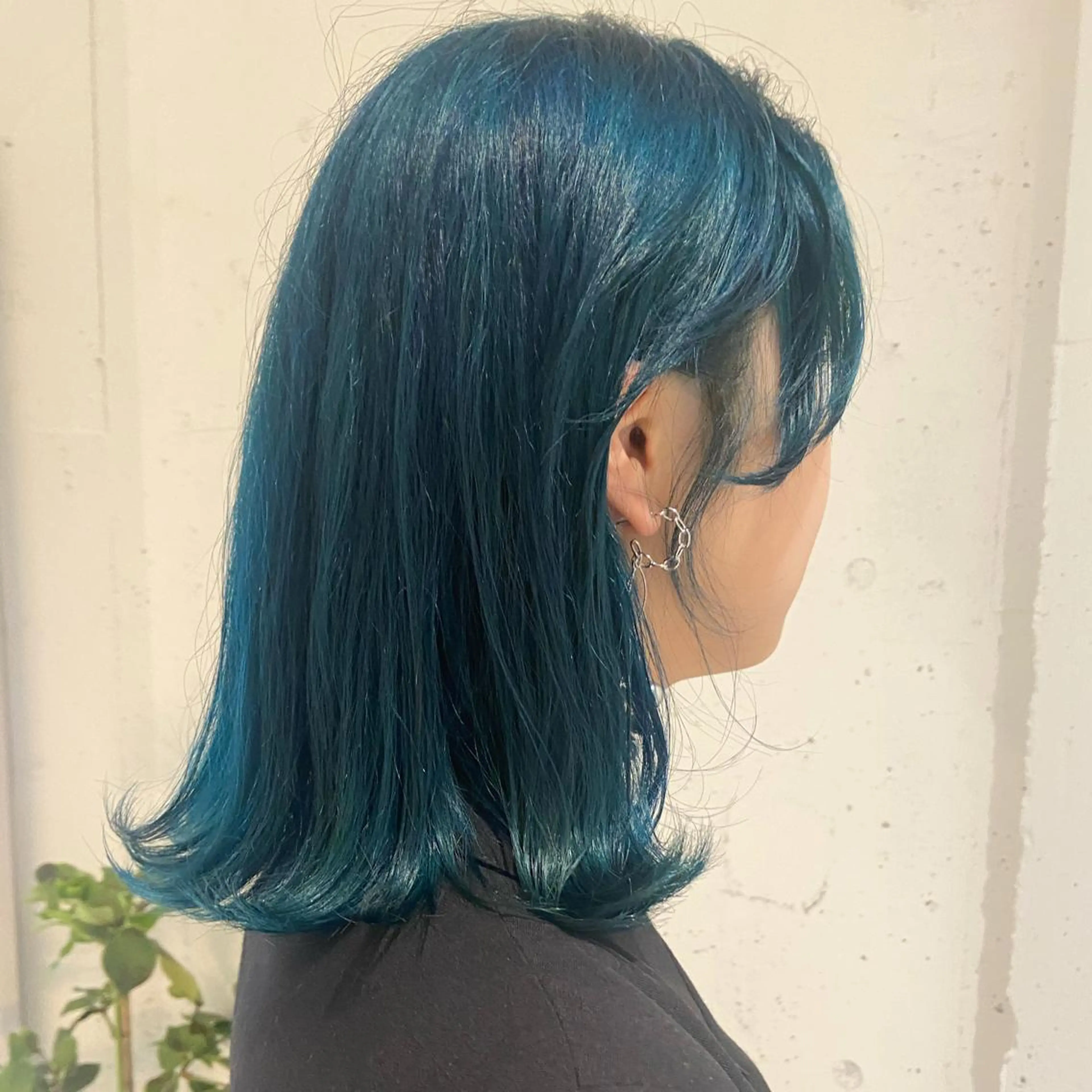 ミディアム カラー エメラルドグリーン ハイトーンカラー カジュアルを女っぽく 𝗮𝘆𝗮𝗰𝗼のヘアスタイル