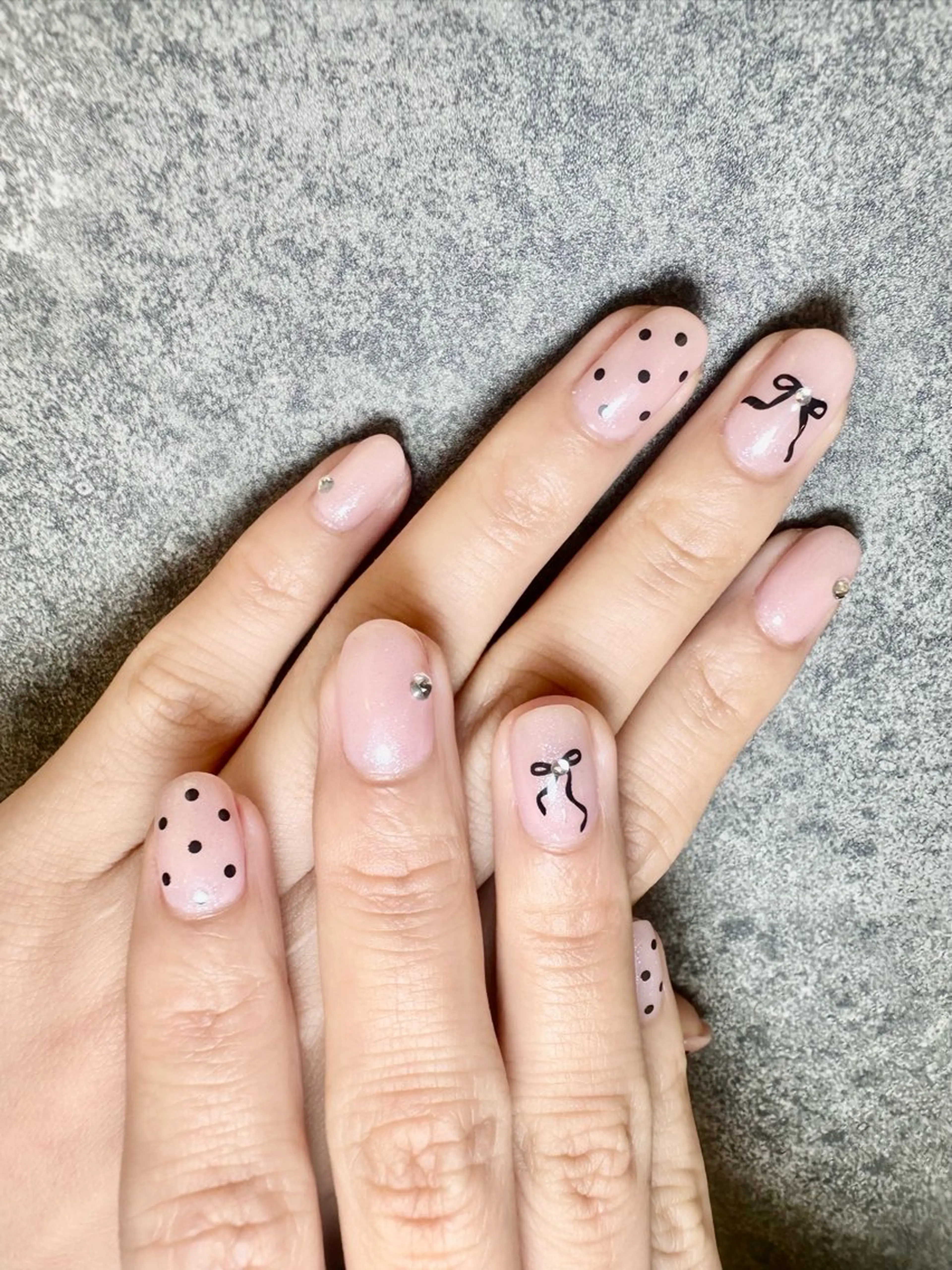ネイル ドット リボン Re :eight Nail所属・NISHIOKA FUKUMIのネイルデザイン