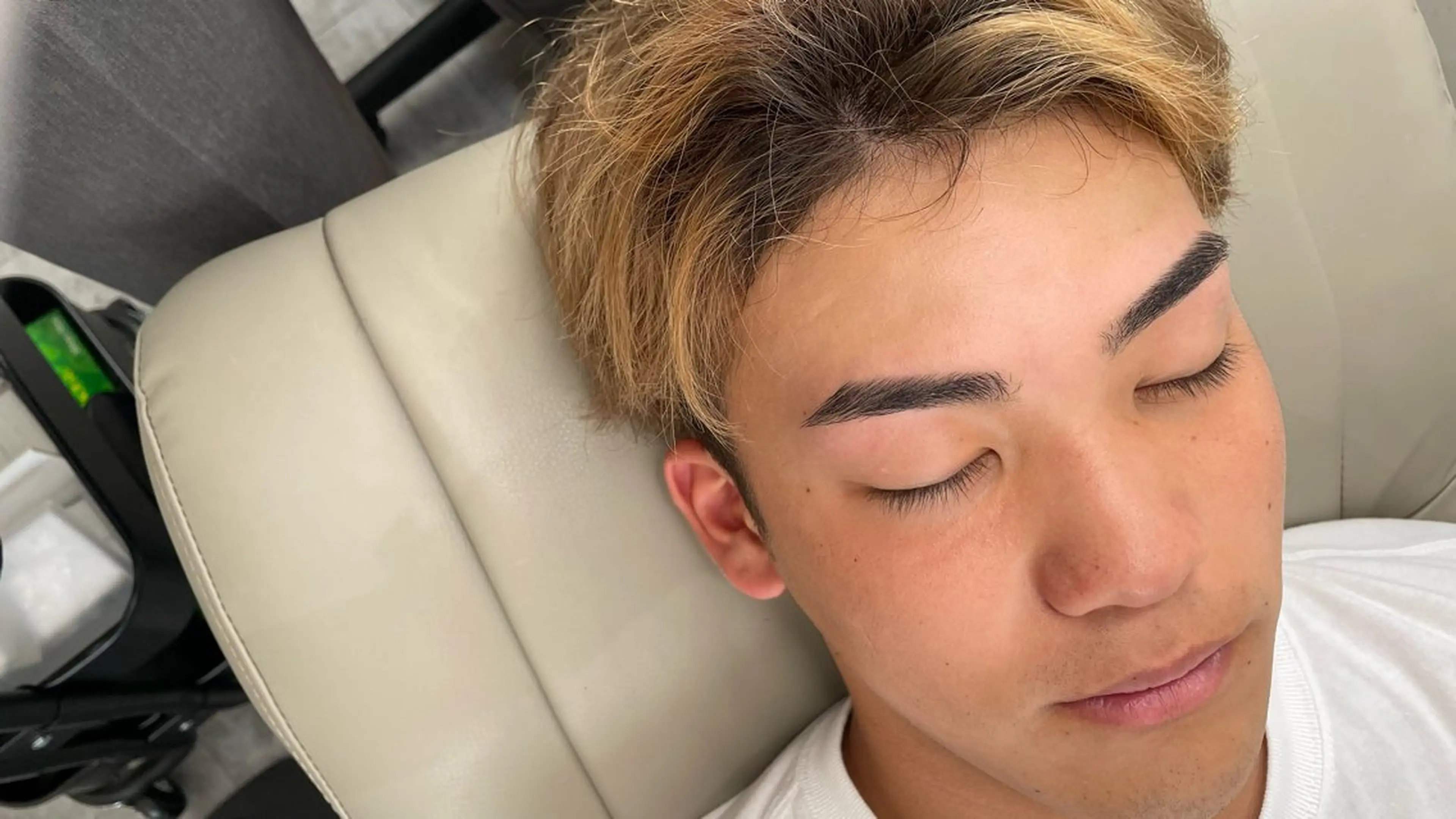 メンズ アイブロウ メンズハイトーン ワックス脱毛 眉カット その他(アイブロウ) 脱毛サロンとぅるん所属・脱毛サロンとぅるん 日野川角の眉毛・アイブロウイメージ